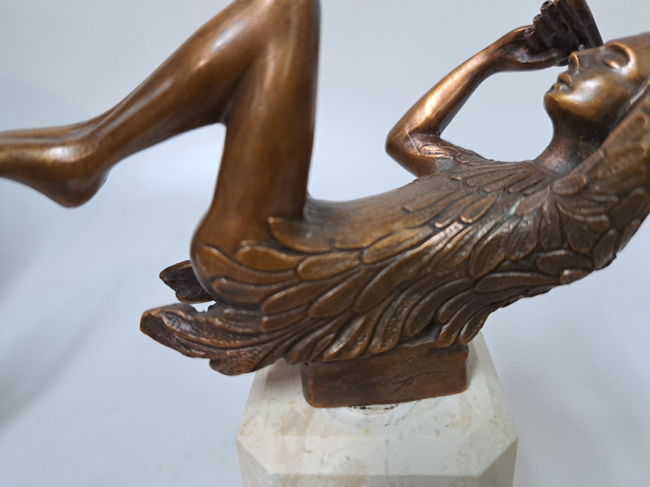 Detail b: Ernst Fuchs, 1930-2015, 2 Bronzefiguren: Papagena und Papageno, beide sign. und num. 39217500, Steinsockel, Gesamth. ca. 15.5cm