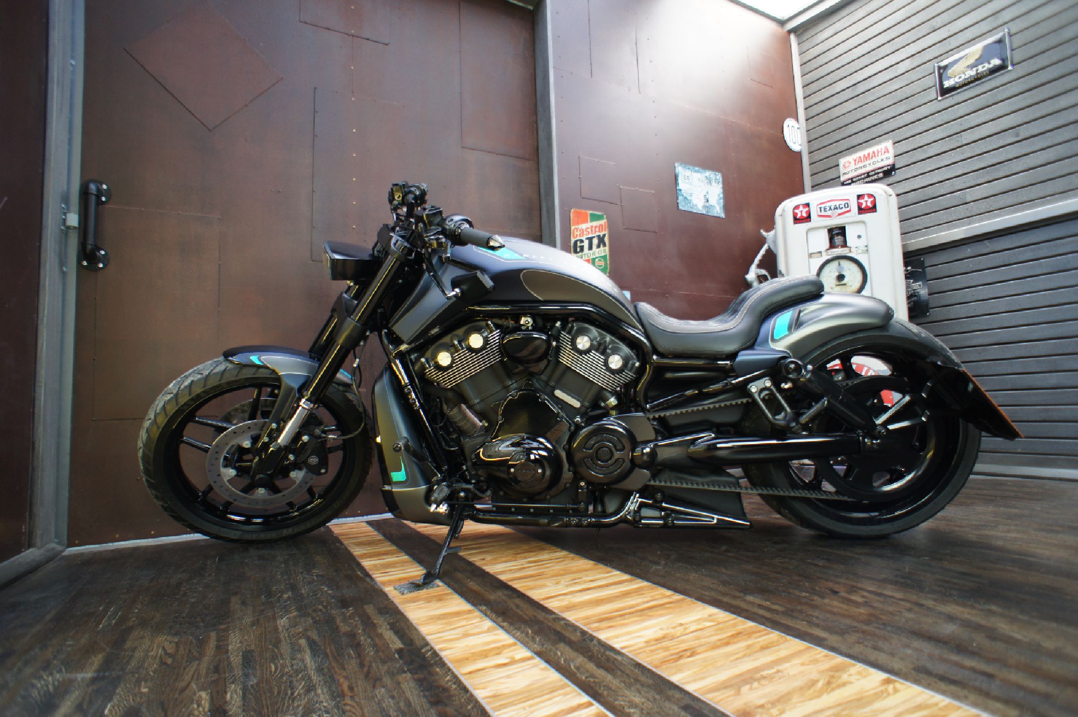 Harley-Davidson V-Rod / Night Rod Custombike, Fahrgestellnummer: 5HD1HHHC7FC804935, EZ 06/2015, 2. Hand, Laufleistung ca. 13.000 km abgelesen, HU ...