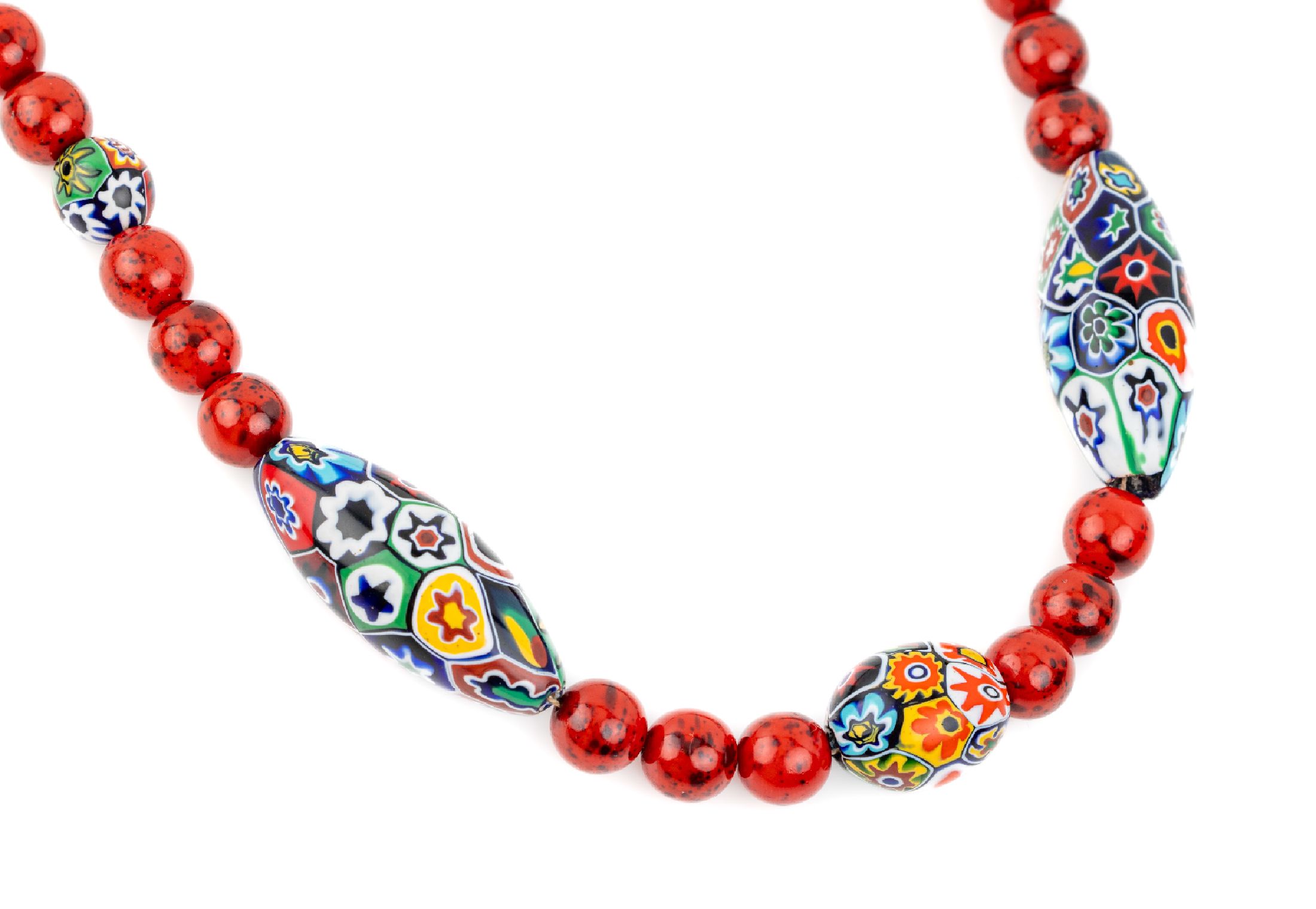 Kette aus Muranoglaskugeln, Italien 1950er Jahre, Schließe Metall, rote Glaskugeln mitZwischenkugeln und Oliven in Millifiori- Technik, L. ca. 61 cm