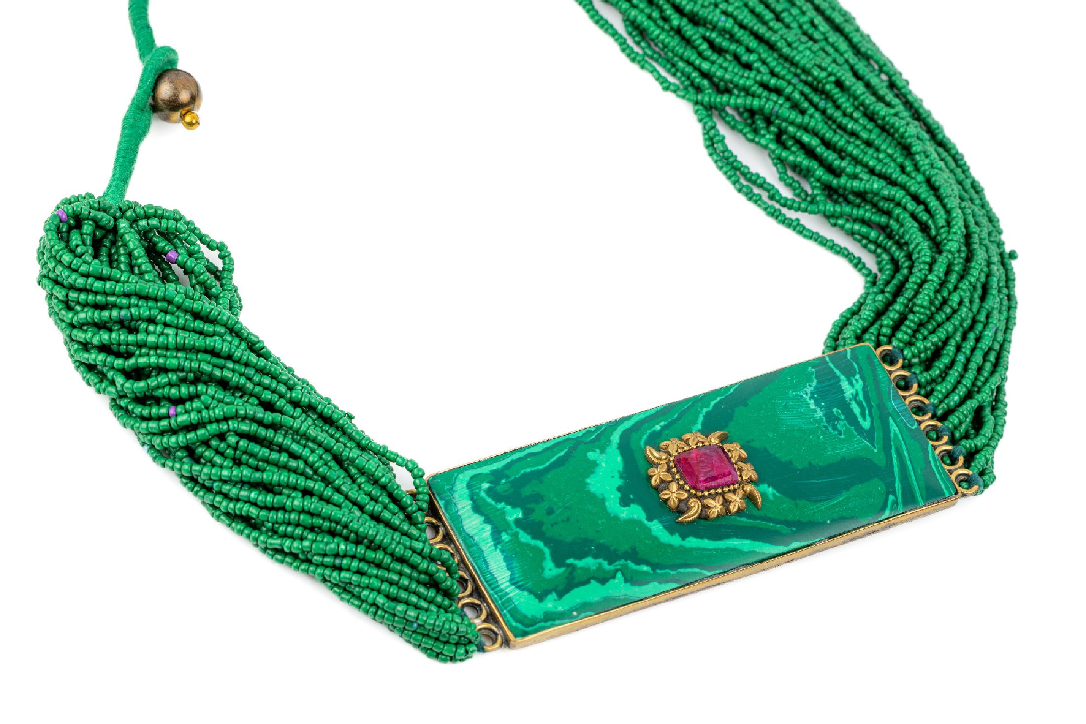 Ausgefallenes Modeschmuckcollier, wohl Italien 1950er Jahre, 40-reihig, mit kleinen, grünen Glasperlen, Schmuckplatte seitlich zu tragen, ...