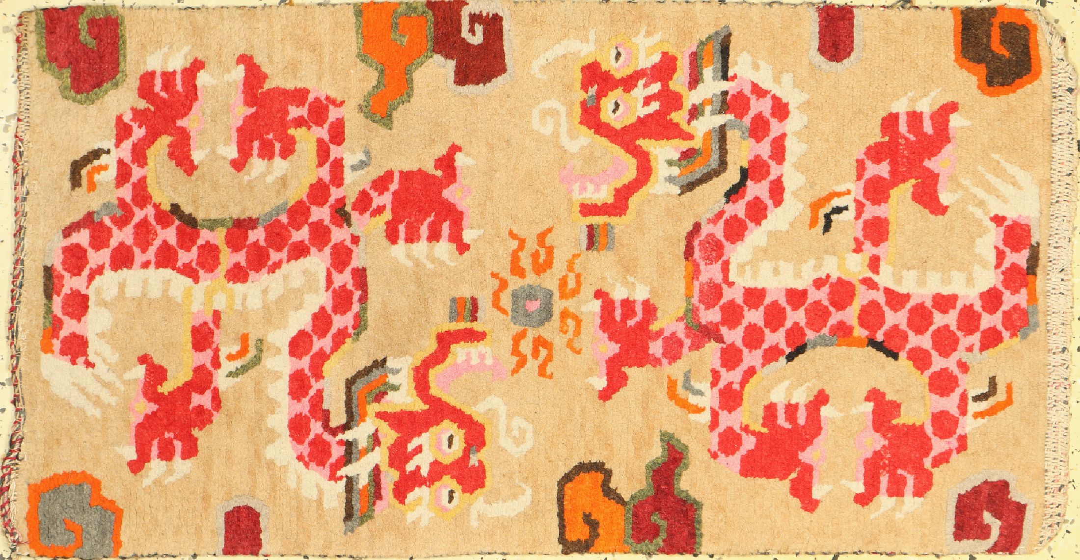 Drachenteppich, Tibet, um 1930/1940, Wolle auf Baumwolle, ca. 86 x 47 cm, EHZ: 2