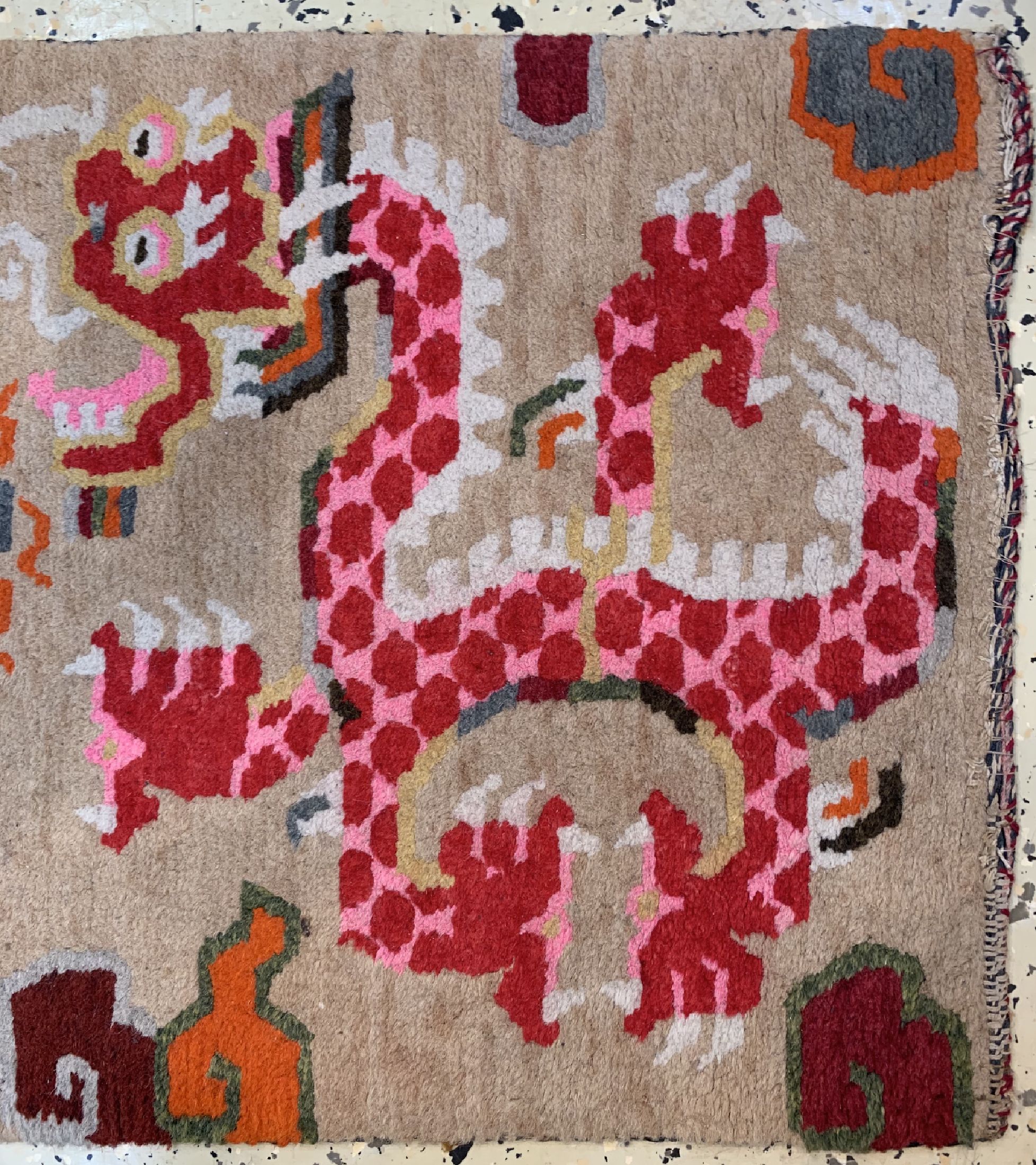 Detail a: Drachenteppich, Tibet, um 1930/1940, Wolle auf Baumwolle, ca. 86 x 47 cm, EHZ: 2