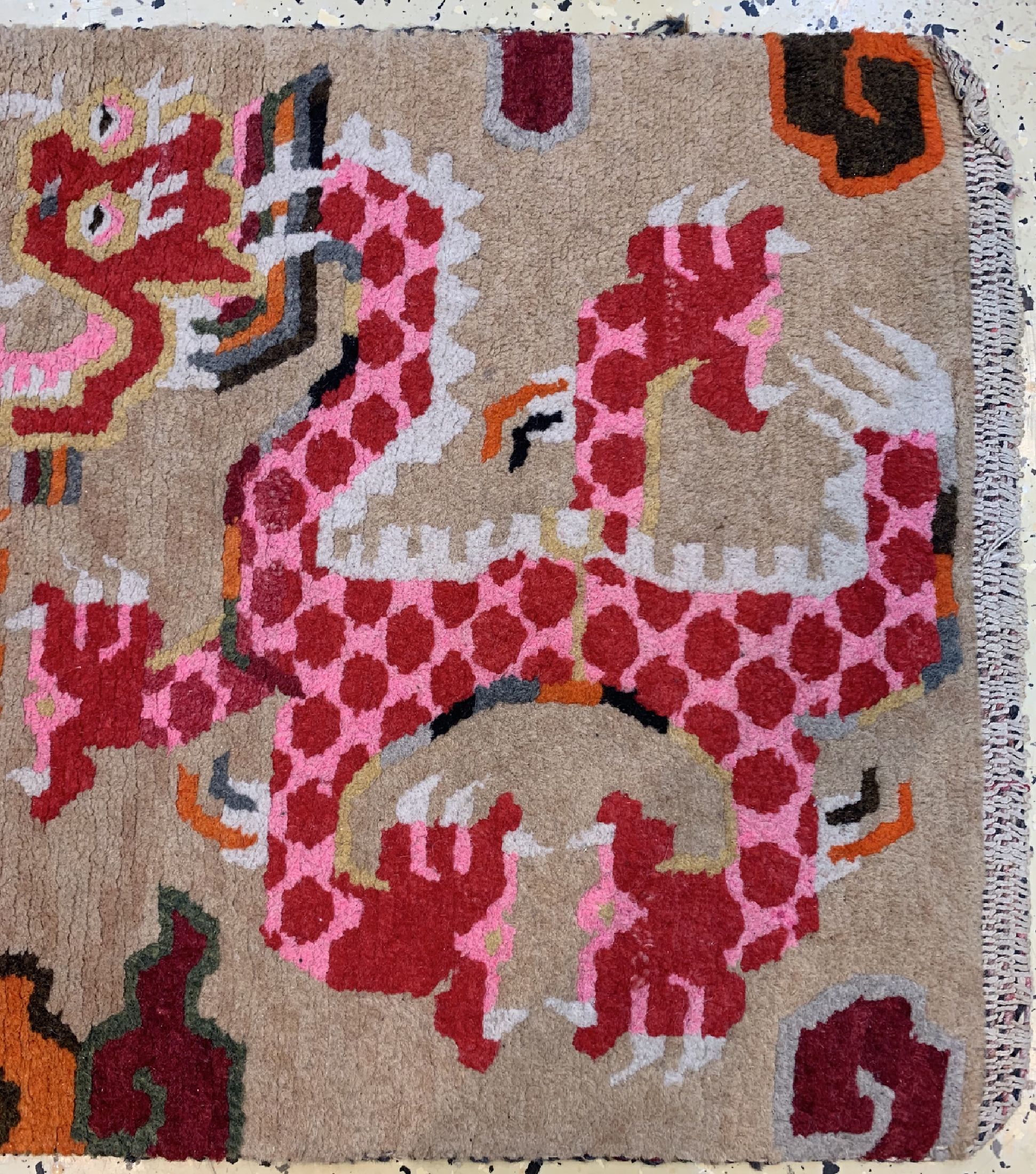 Detail b: Drachenteppich, Tibet, um 1930/1940, Wolle auf Baumwolle, ca. 86 x 47 cm, EHZ: 2