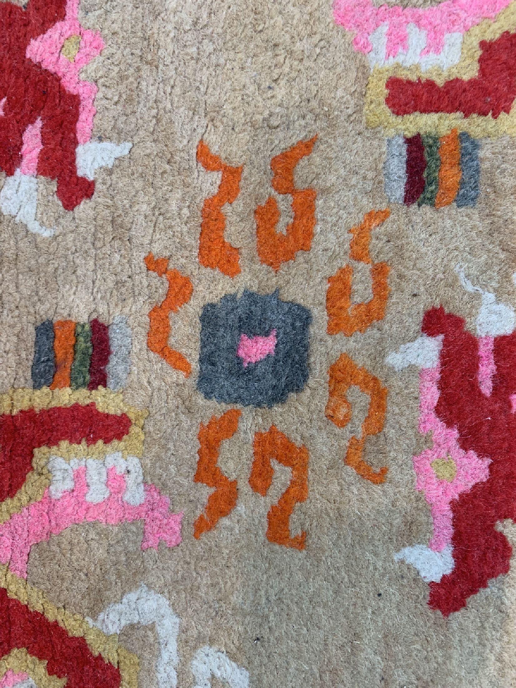 Detail c: Drachenteppich, Tibet, um 1930/1940, Wolle auf Baumwolle, ca. 86 x 47 cm, EHZ: 2