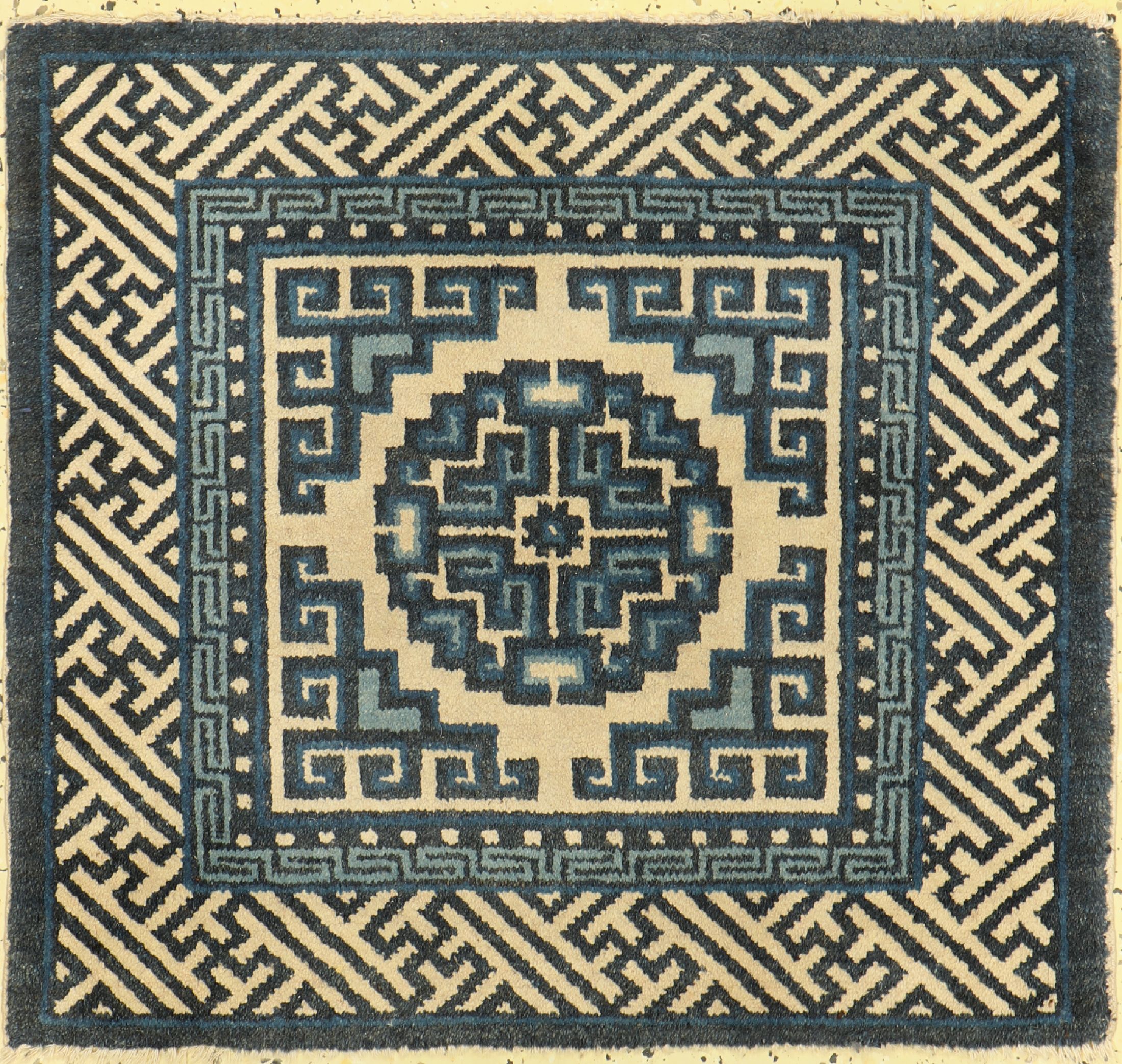 Sitzbankteppich, China, um 1940, Wolle auf Baumwolle, ca. 65 x 61 cm, EHZ: 2