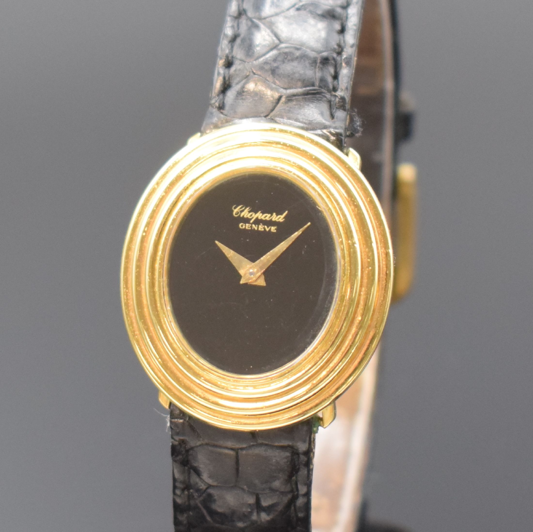 Detail a: CHOPARD Damenarmbanduhr in GG 750/000 Referenz 5045 1, Schweiz um 1980, Handaufzug, Boden aufgedr., Onyx-Zifferbl. m. gold. Zeigern, Kal. ETA 2412, ...