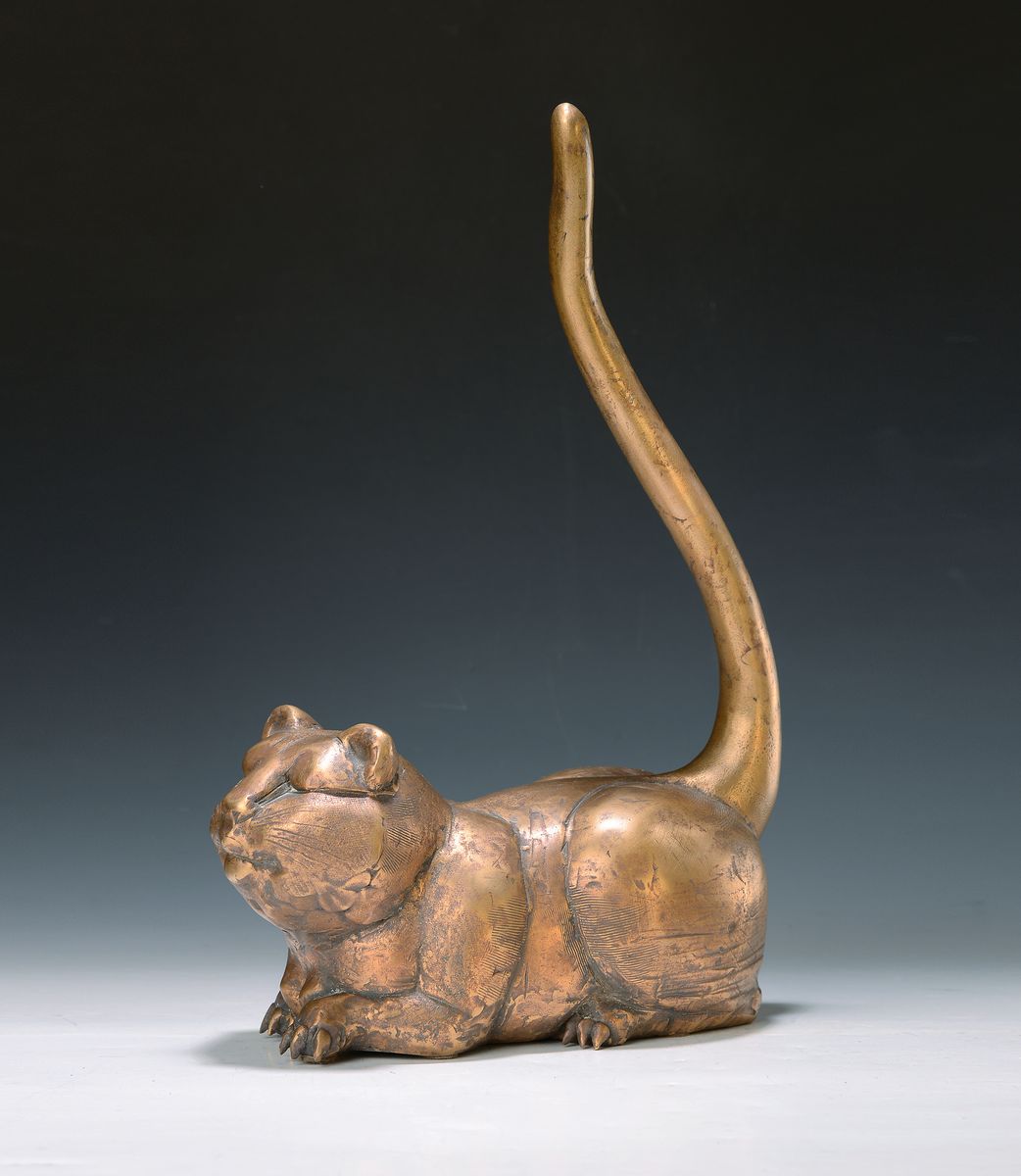 Gernot Rumpf, geb. 1941 Kaiserslautern, Bronzeskulptur, "Katze, ohne Schaukelbewegung" große Katze mit weit erhobenem Schwanz, ...