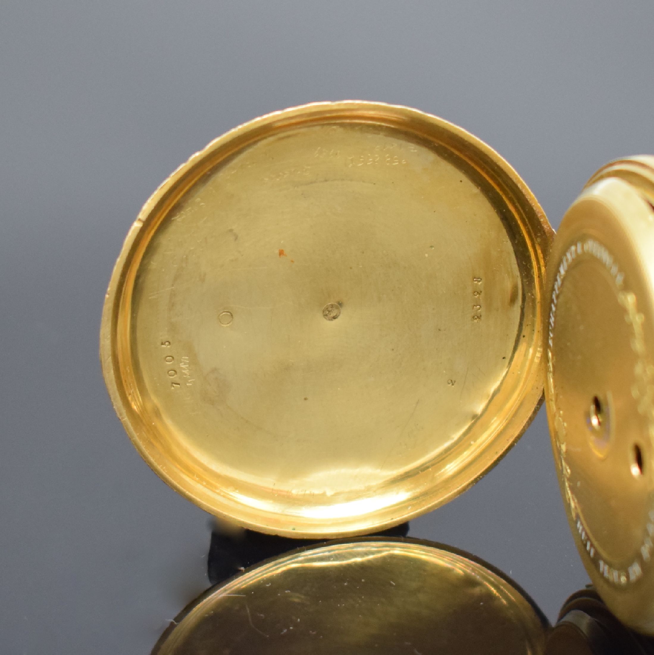 Detail b: Offene Taschenuhr in GG 750/000, Schweiz um 1870, grav. Geh. m. Münzrand, guill. Rückdeckel dell., Goldcuvette floral grav., Emailzifferbl. ...