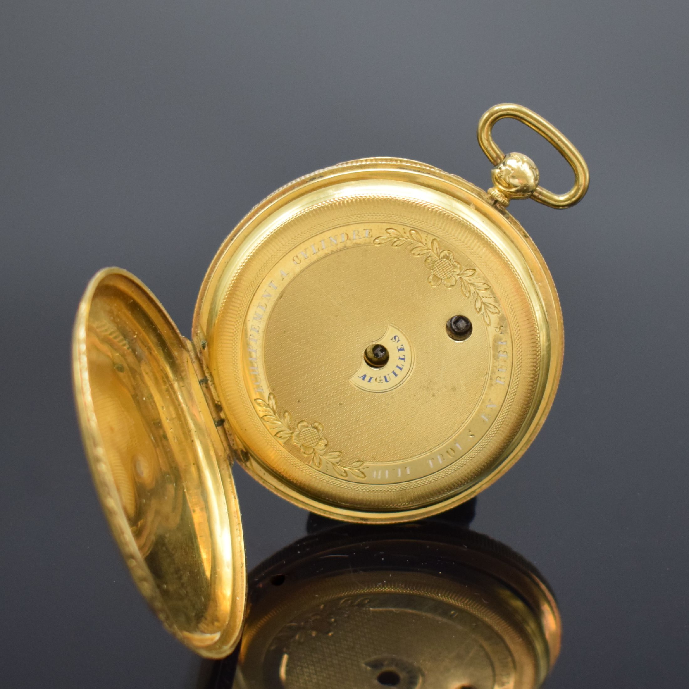 Detail c: Offene Taschenuhr in GG 750/000, Schweiz um 1870, grav. Geh. m. Münzrand, guill. Rückdeckel dell., Goldcuvette floral grav., Emailzifferbl. ...