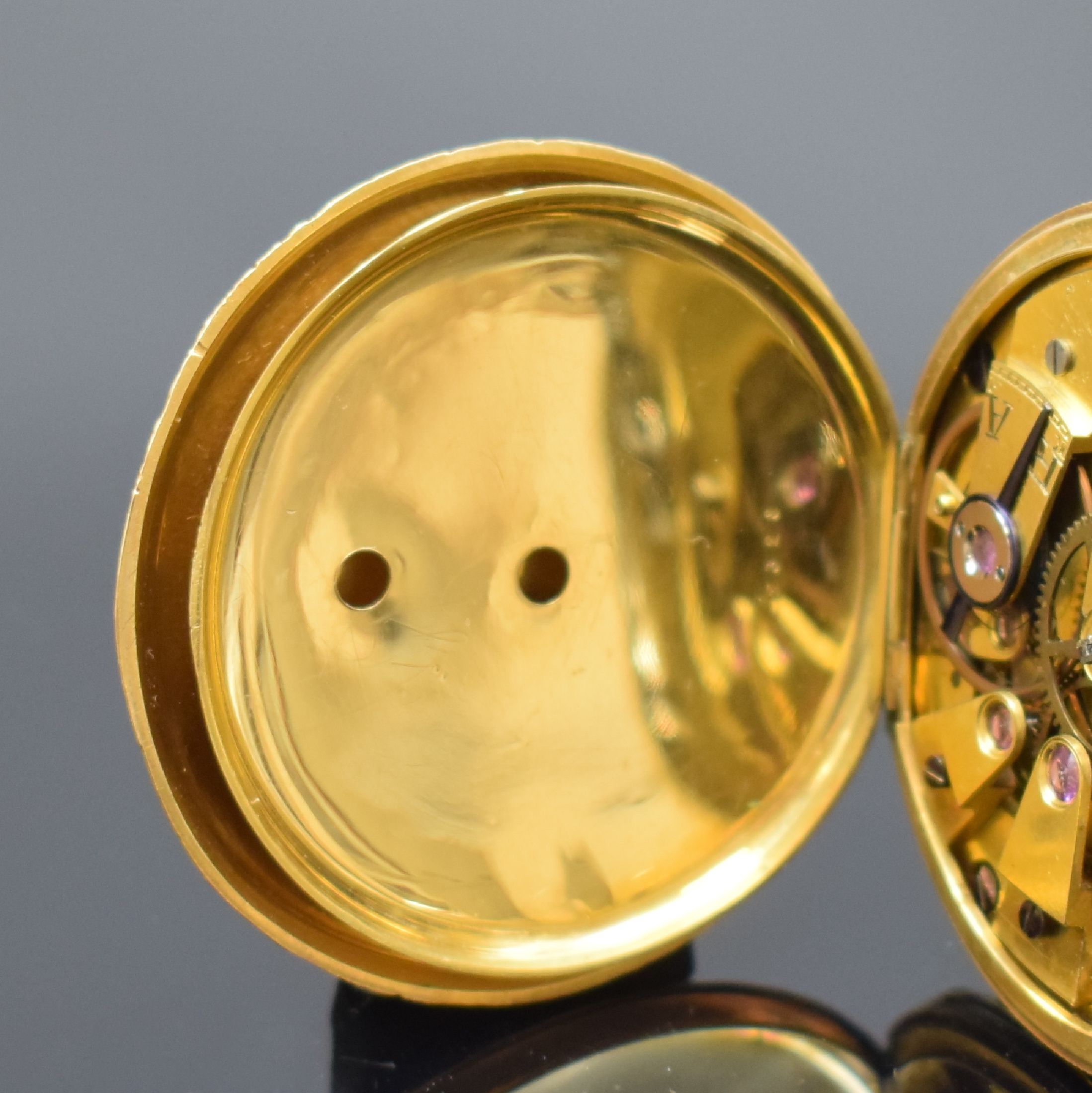 Detail d: Offene Taschenuhr in GG 750/000, Schweiz um 1870, grav. Geh. m. Münzrand, guill. Rückdeckel dell., Goldcuvette floral grav., Emailzifferbl. ...