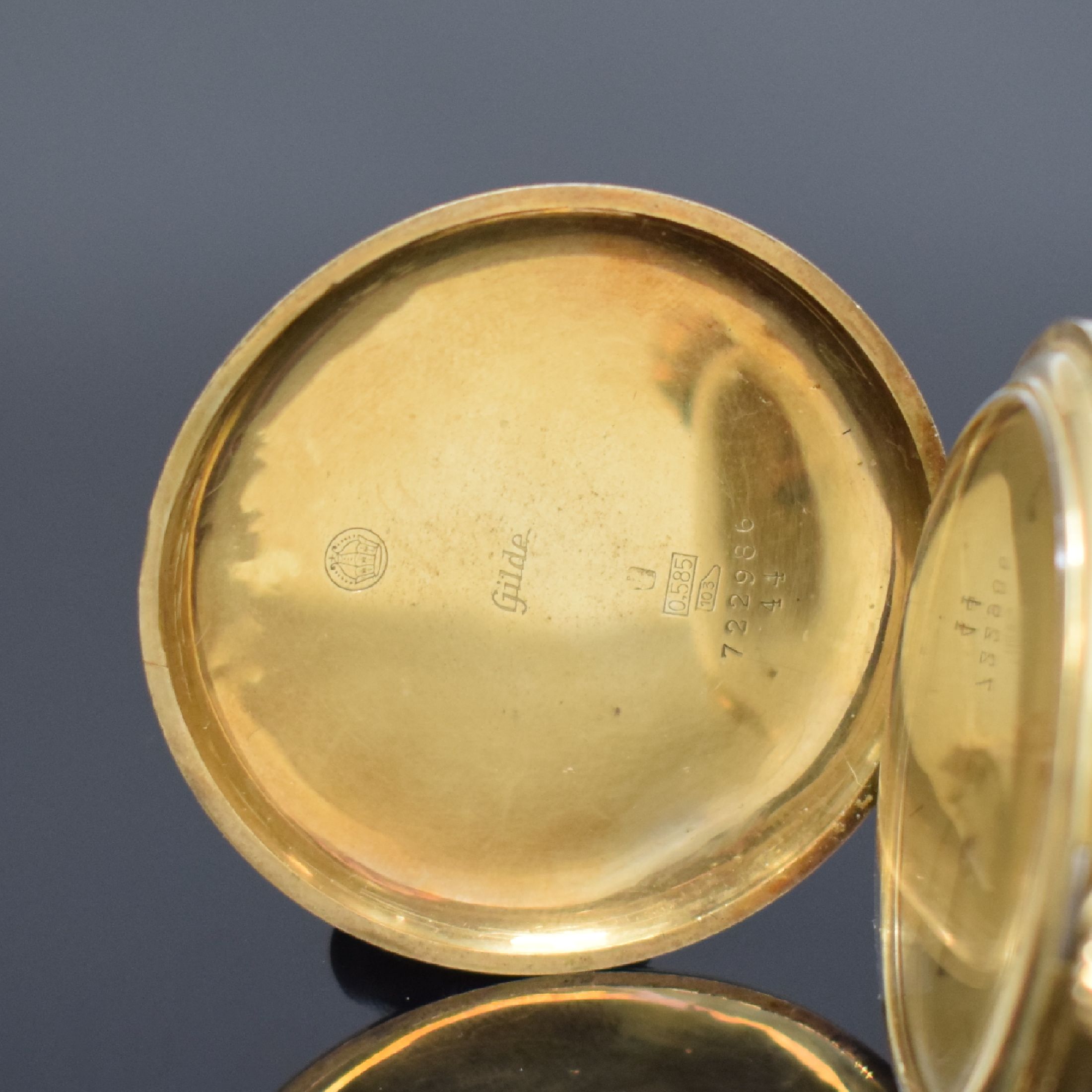 Detail a: Savonette und offene Taschenuhr in GG 585/000 mit Kette in GG 333/000, Schweiz um 1900/1940, beide Geh. dell., beide Metallcuvette 1x m. Widmung, 1) ...