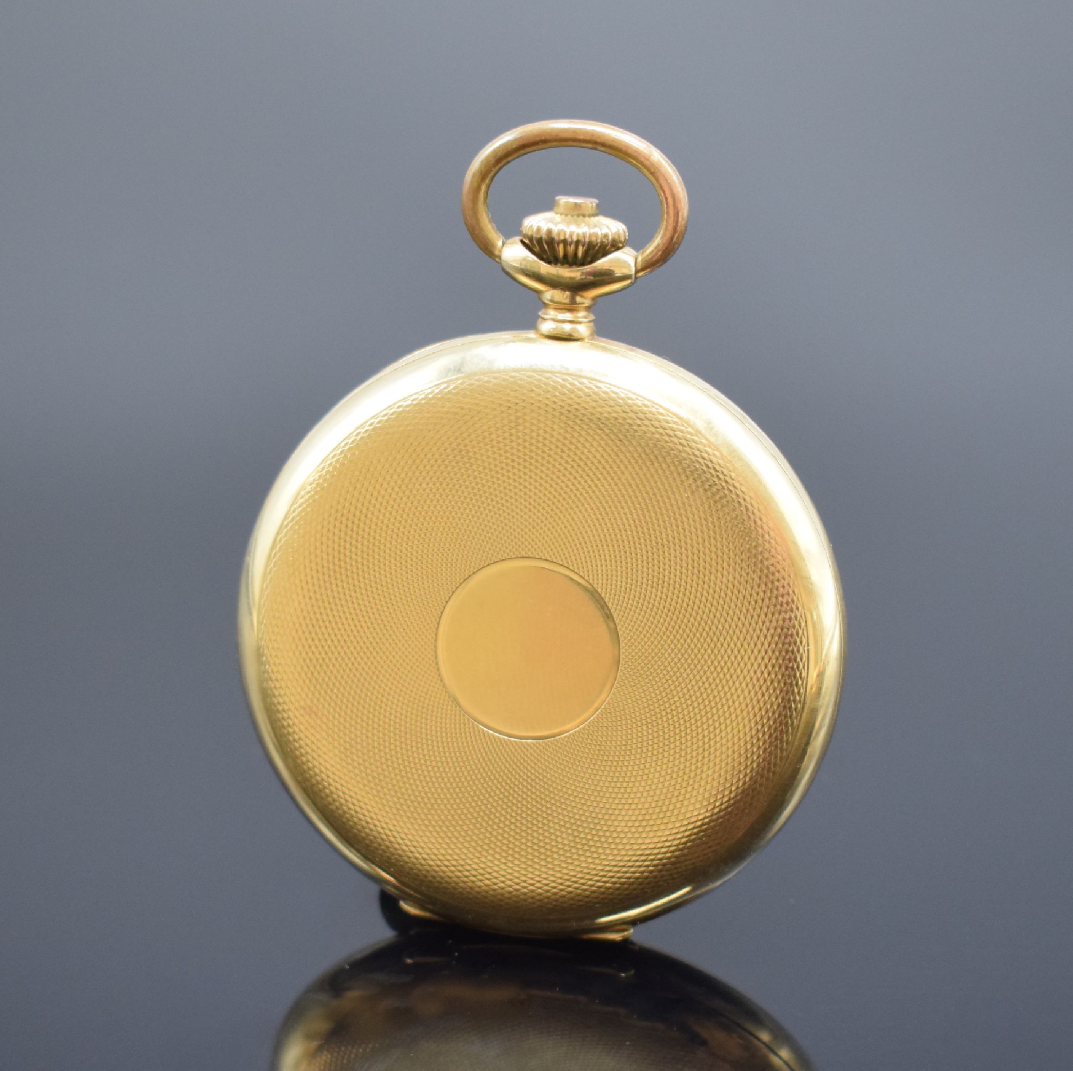 Detail b: Savonette und offene Taschenuhr in GG 585/000 mit Kette in GG 333/000, Schweiz um 1900/1940, beide Geh. dell., beide Metallcuvette 1x m. Widmung, 1) ...