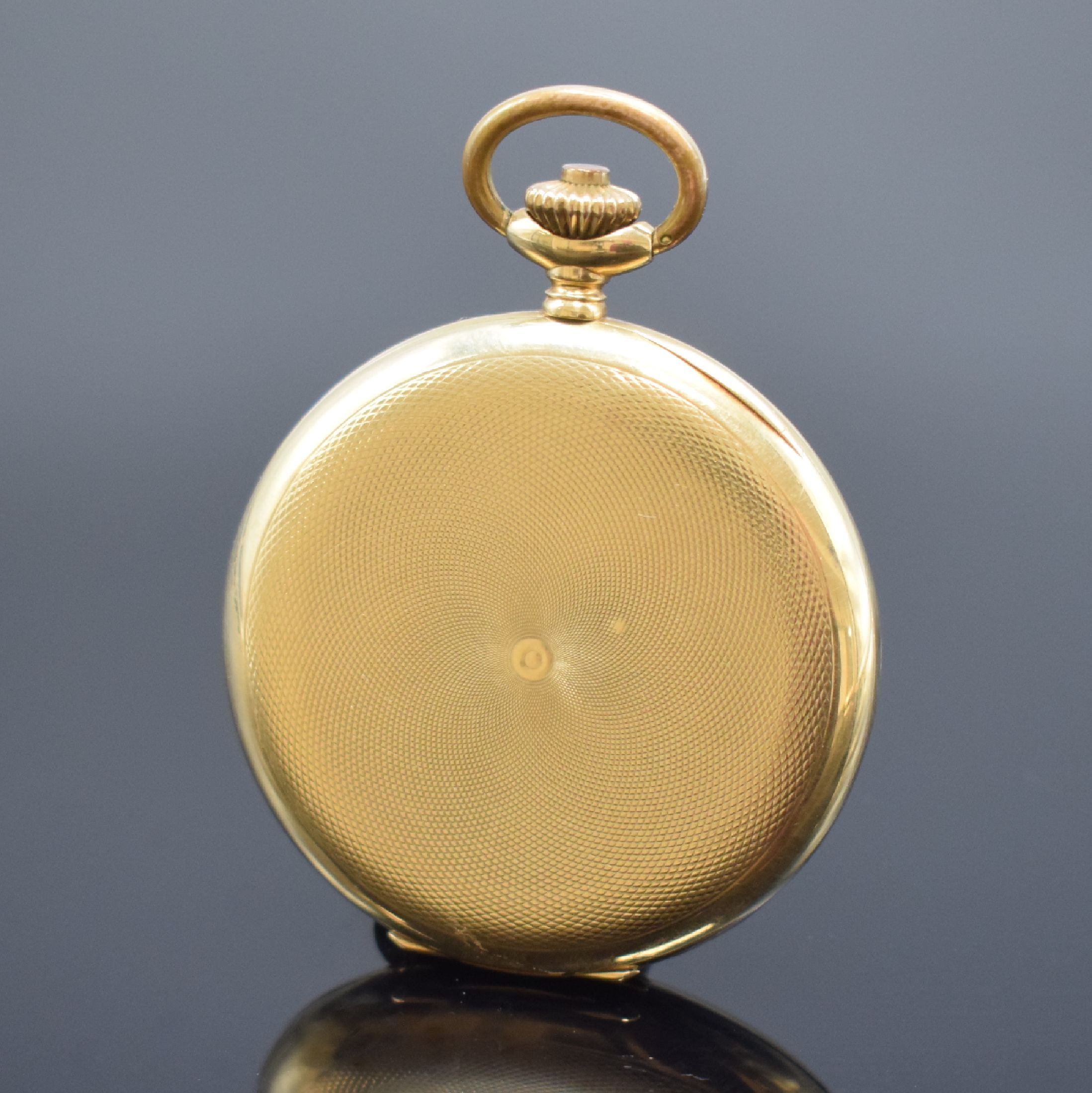 Detail c: Savonette und offene Taschenuhr in GG 585/000 mit Kette in GG 333/000, Schweiz um 1900/1940, beide Geh. dell., beide Metallcuvette 1x m. Widmung, 1) ...