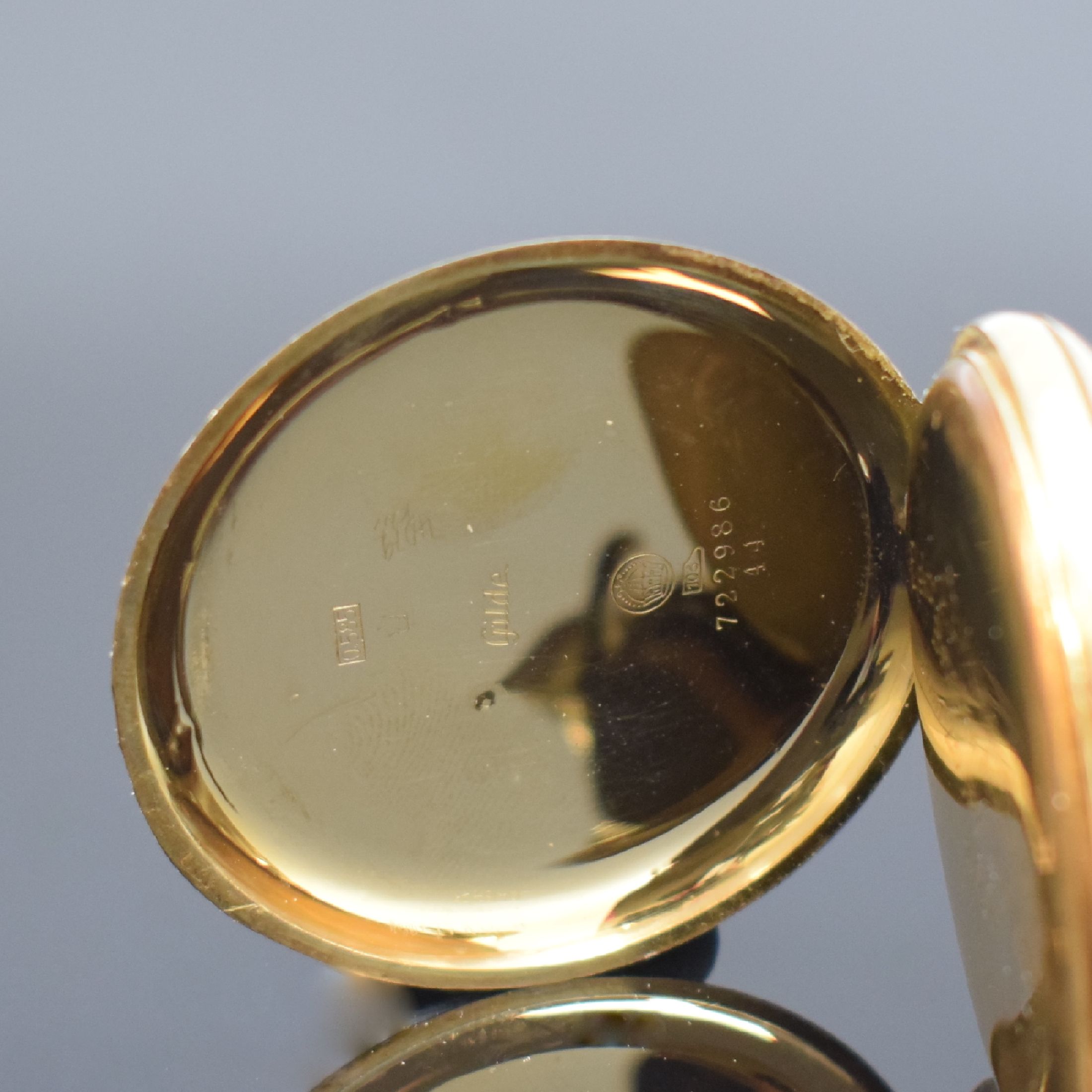 Detail d: Savonette und offene Taschenuhr in GG 585/000 mit Kette in GG 333/000, Schweiz um 1900/1940, beide Geh. dell., beide Metallcuvette 1x m. Widmung, 1) ...