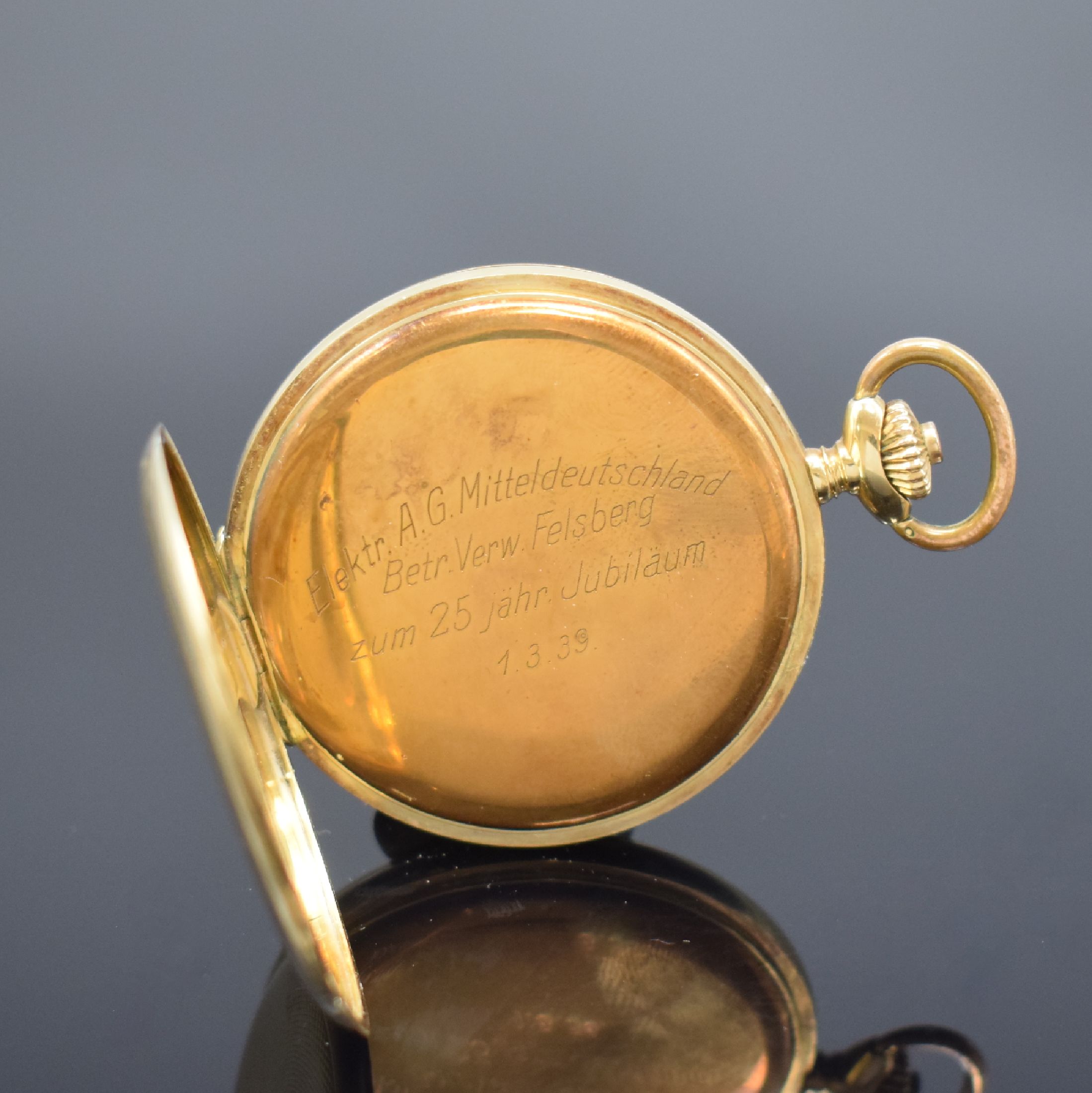 Detail e: Savonette und offene Taschenuhr in GG 585/000 mit Kette in GG 333/000, Schweiz um 1900/1940, beide Geh. dell., beide Metallcuvette 1x m. Widmung, 1) ...