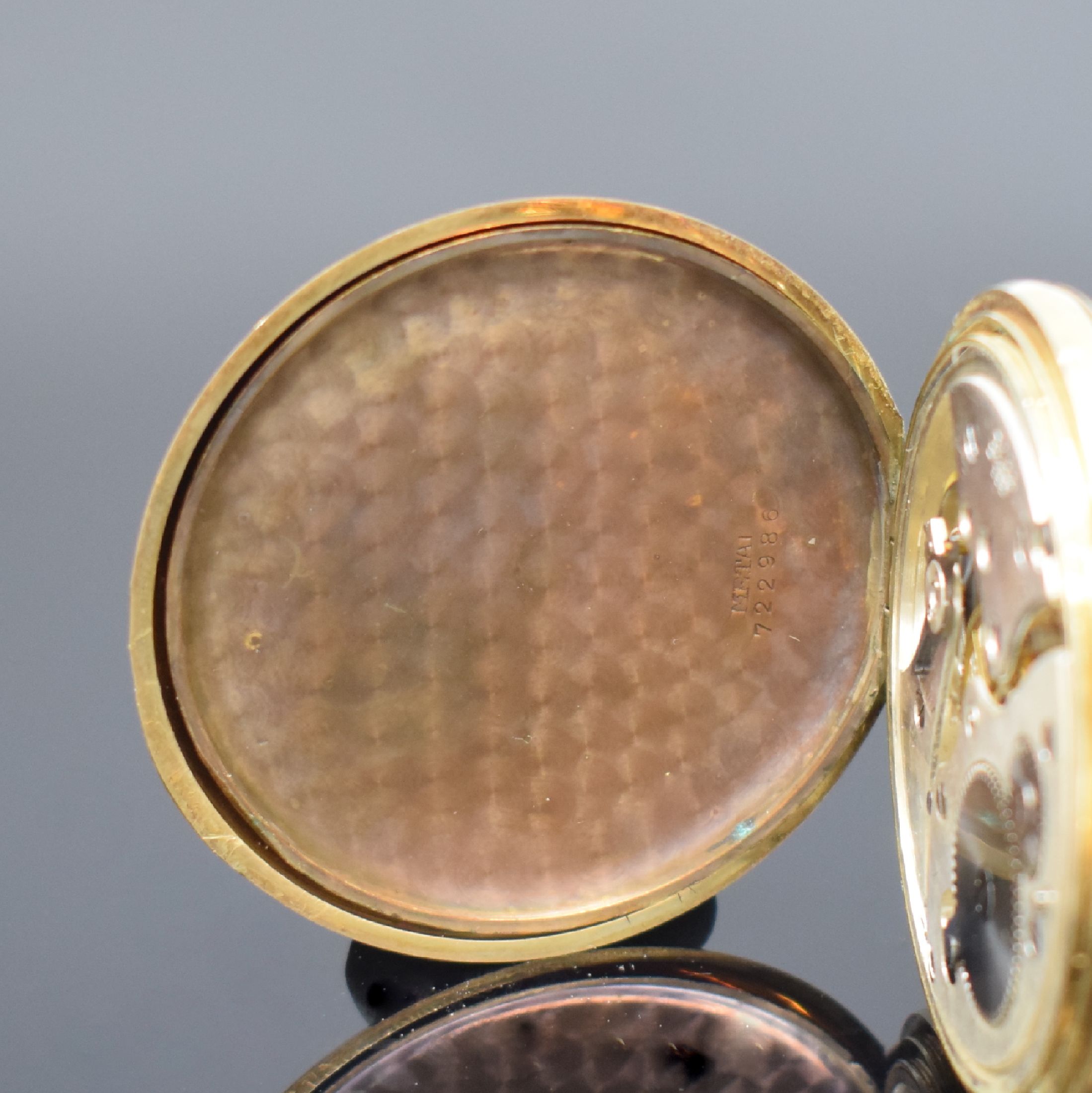 Detail f: Savonette und offene Taschenuhr in GG 585/000 mit Kette in GG 333/000, Schweiz um 1900/1940, beide Geh. dell., beide Metallcuvette 1x m. Widmung, 1) ...