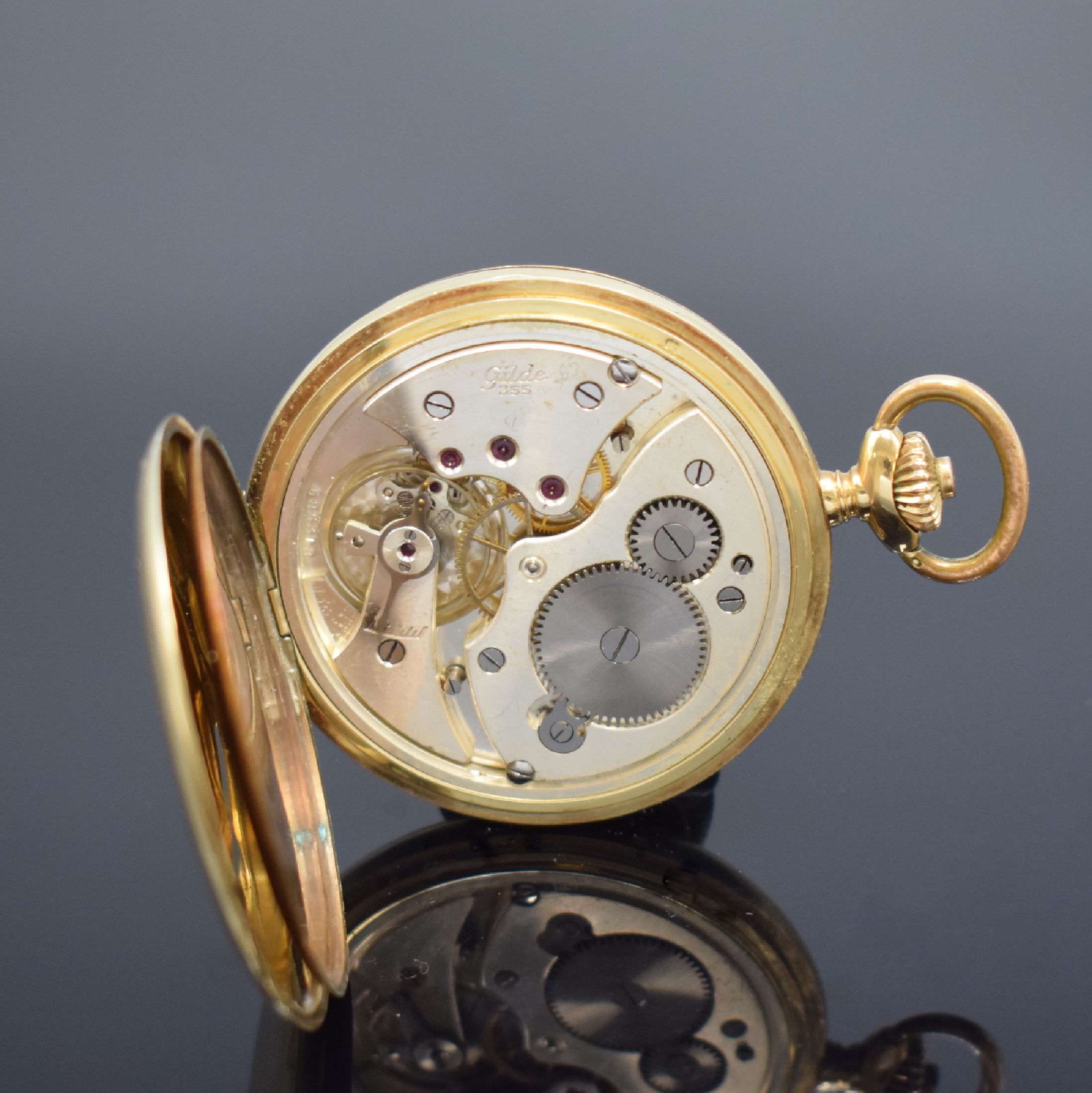 Detail g: Savonette und offene Taschenuhr in GG 585/000 mit Kette in GG 333/000, Schweiz um 1900/1940, beide Geh. dell., beide Metallcuvette 1x m. Widmung, 1) ...