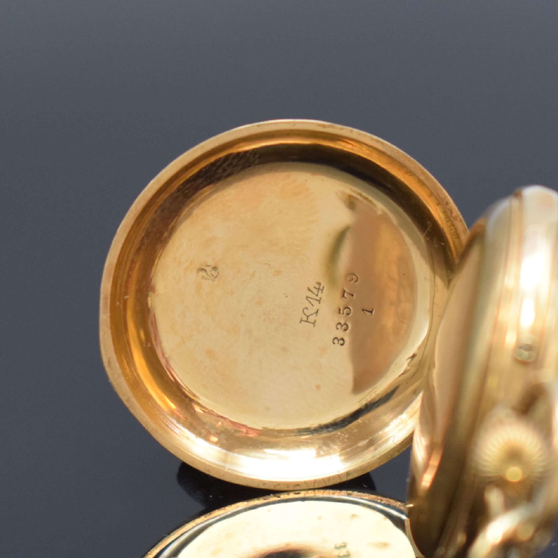 Detail i: Savonette und offene Taschenuhr in GG 585/000 mit Kette in GG 333/000, Schweiz um 1900/1940, beide Geh. dell., beide Metallcuvette 1x m. Widmung, 1) ...