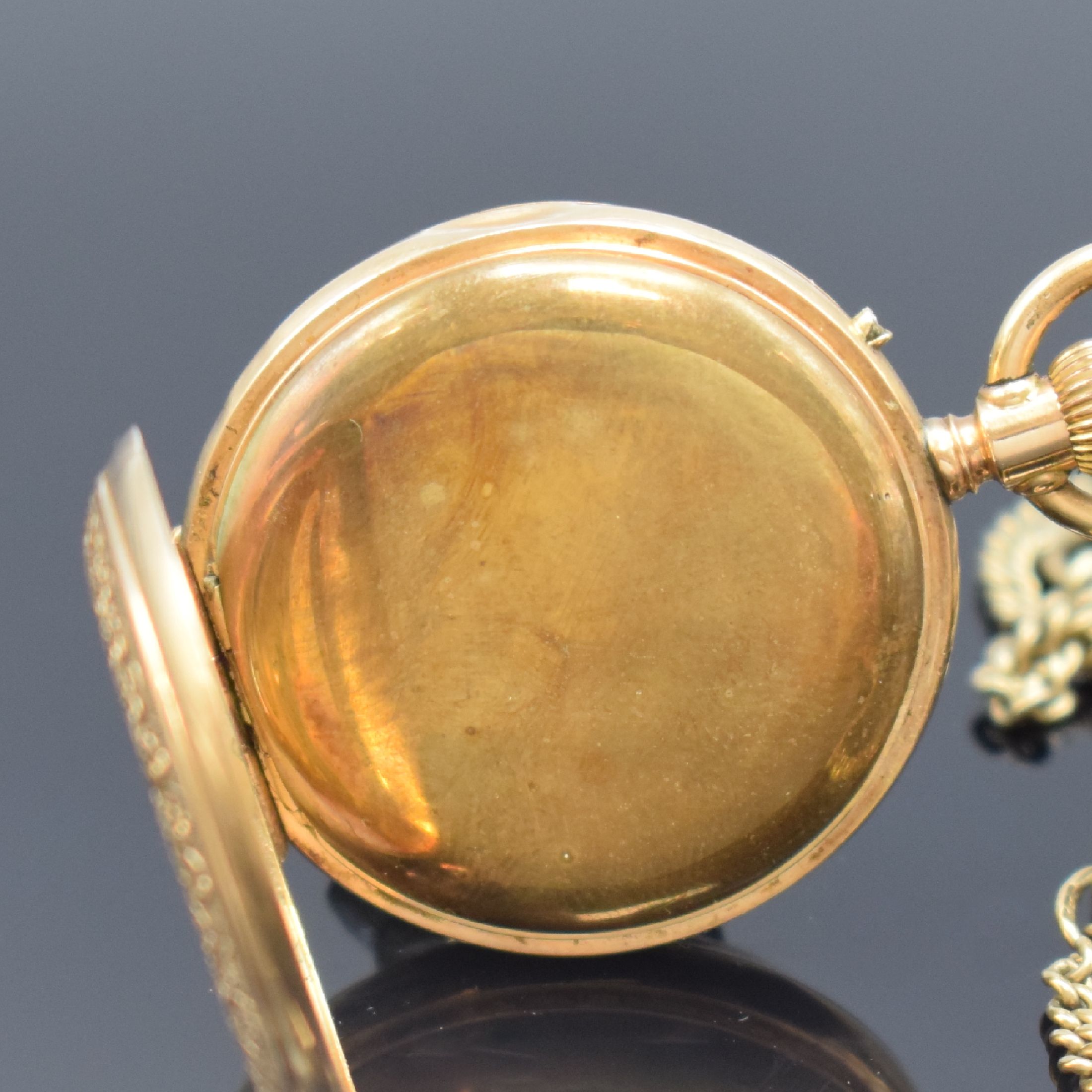 Detail j: Savonette und offene Taschenuhr in GG 585/000 mit Kette in GG 333/000, Schweiz um 1900/1940, beide Geh. dell., beide Metallcuvette 1x m. Widmung, 1) ...