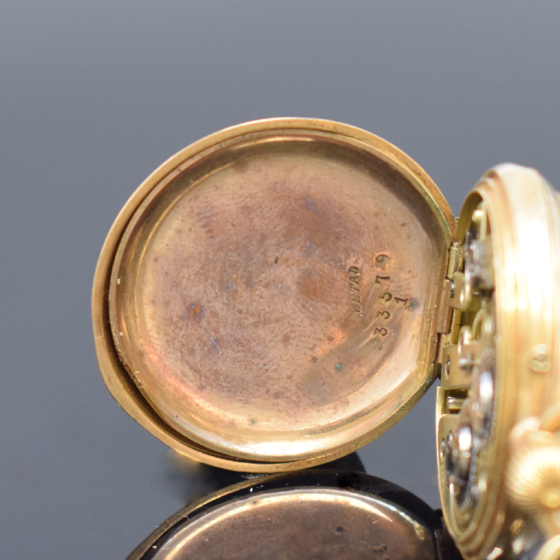 Detail k: Savonette und offene Taschenuhr in GG 585/000 mit Kette in GG 333/000, Schweiz um 1900/1940, beide Geh. dell., beide Metallcuvette 1x m. Widmung, 1) ...