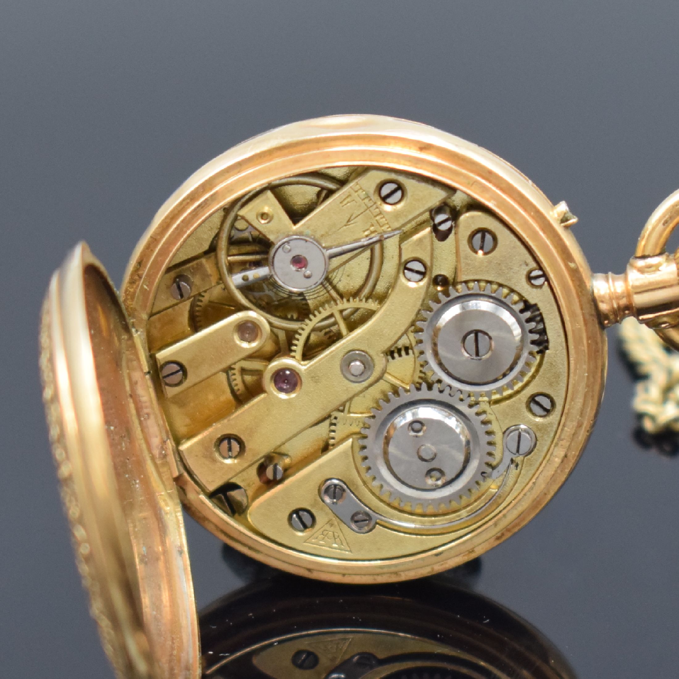 Detail l: Savonette und offene Taschenuhr in GG 585/000 mit Kette in GG 333/000, Schweiz um 1900/1940, beide Geh. dell., beide Metallcuvette 1x m. Widmung, 1) ...