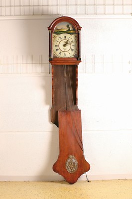 Image 26616407 - Clock, so-called Startklok, Flemish, around 1900, wooden case, removable head, painted arched dial with a landscape depiction of the stream, top with leather cover, 2 figurative crowns (the middle one is missing), turned movement pillars, anchor gear, massive. Locomotive disk, strike on bell, drive via so-called endless chain with weight, lower wooden cover for pendulum warped/does not close properly, running time 1 day, height approx. 125cm, condition of movement 3, housing 2-3, alarm clock weight is missing