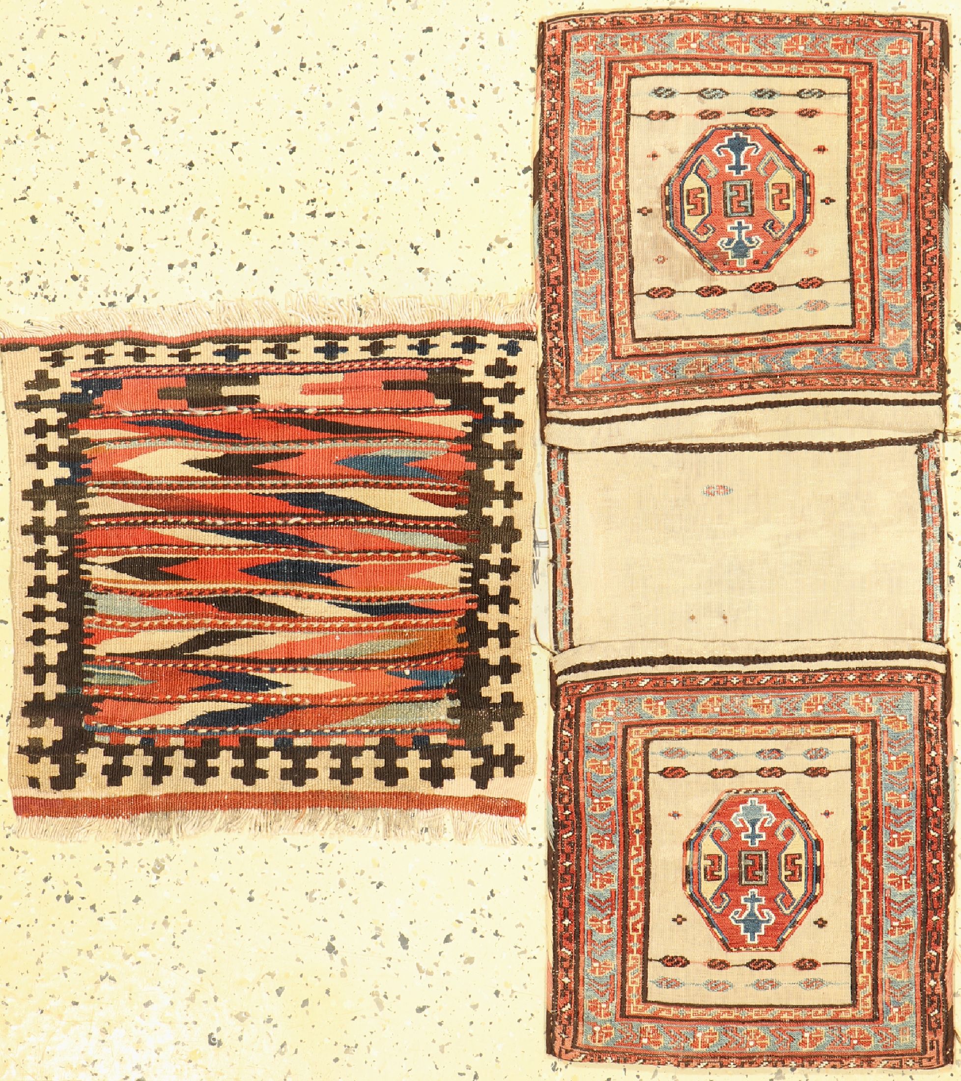 Konvolut Azeri Doppeltasche & Kelim Taschenfront, Kaukasus, um 1900, Wolle auf Wolle, ca. 102 x 39 cm & ca. 49 x 46 cm, EHZ: 2