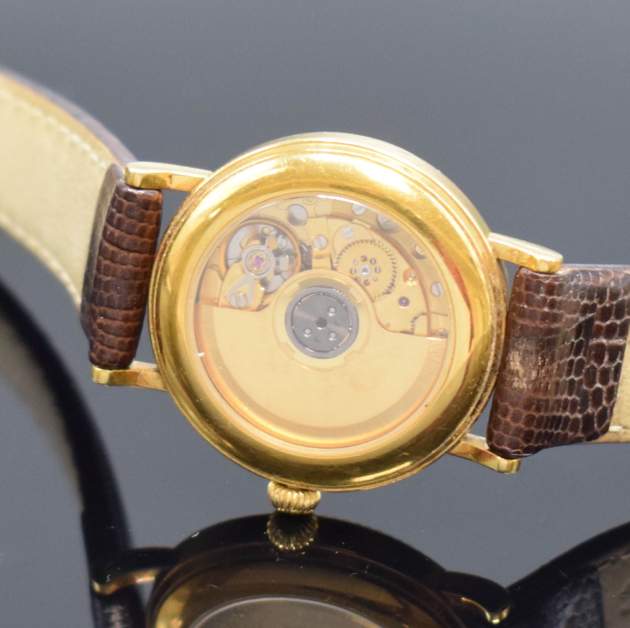 Detail d: JEAN MARCEL Armbanduhr in GG 750/000, Schweiz um 2000, Automatik, beids. vergl. Geh., Boden aufgedr., Lederband m. verg. orig. Dornschl., weißes ...