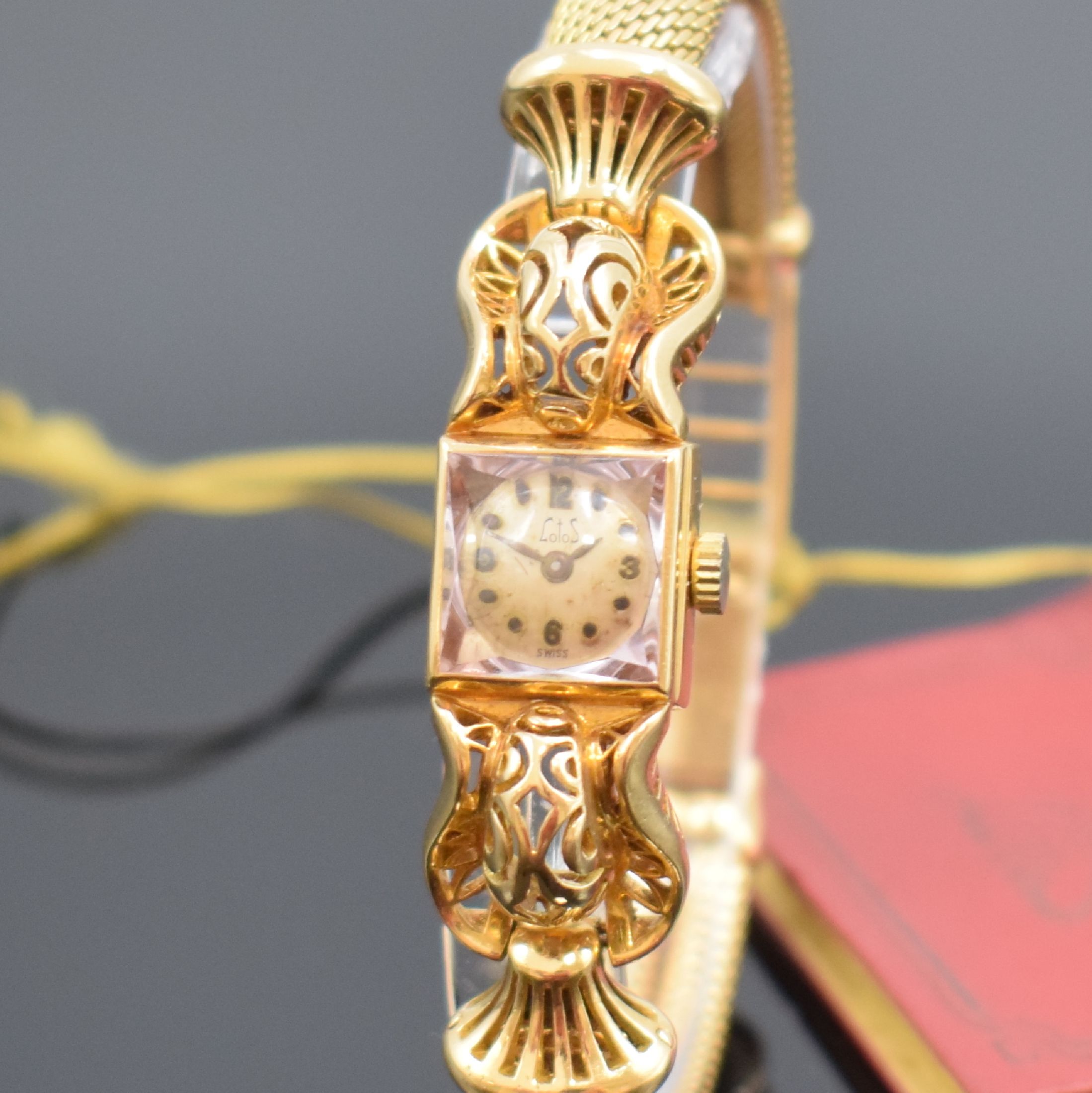 Detail a: LOTOS ausgefallene Damenarmbanduhr in GG 750/000, Schweiz 1940er Jahre, Handaufzug, Geh. dell., Scharnierboden, silb. Zifferbl. pat./fl., Kal. AS ...