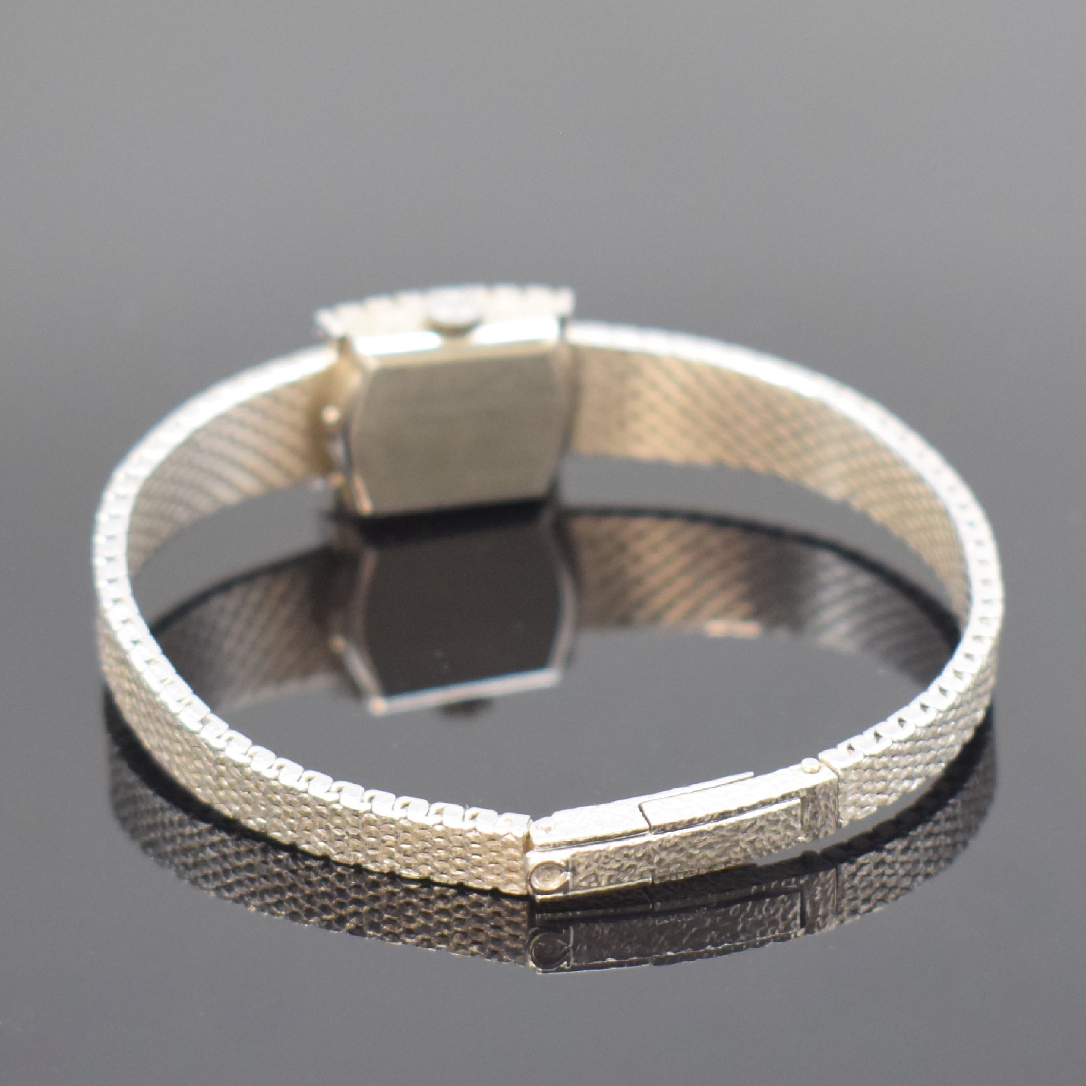 Detail b: OMEGA Damenarmbanduhr in WG 750/000 Referenz 8104, Schweiz um 1968, Handaufzug, 2-teil. Geh. seitl. m. Diamanten bes., Boden aufgedr., Milanaiseband, ...
