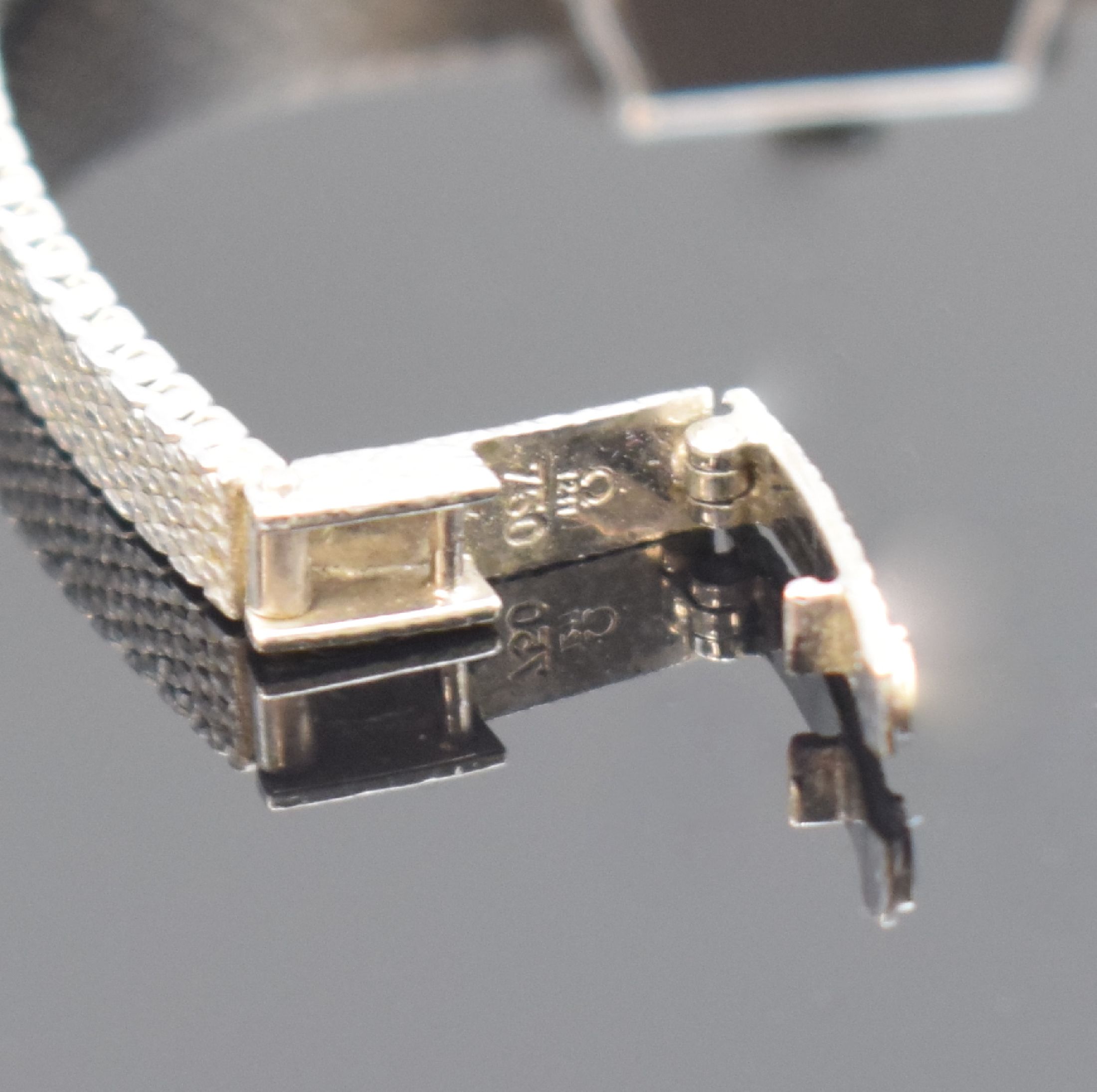 Detail c: OMEGA Damenarmbanduhr in WG 750/000 Referenz 8104, Schweiz um 1968, Handaufzug, 2-teil. Geh. seitl. m. Diamanten bes., Boden aufgedr., Milanaiseband, ...
