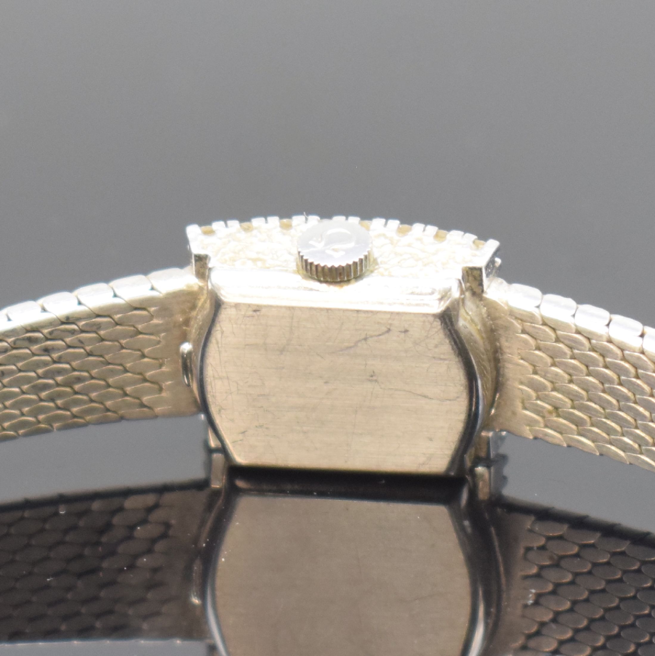 Detail e: OMEGA Damenarmbanduhr in WG 750/000 Referenz 8104, Schweiz um 1968, Handaufzug, 2-teil. Geh. seitl. m. Diamanten bes., Boden aufgedr., Milanaiseband, ...