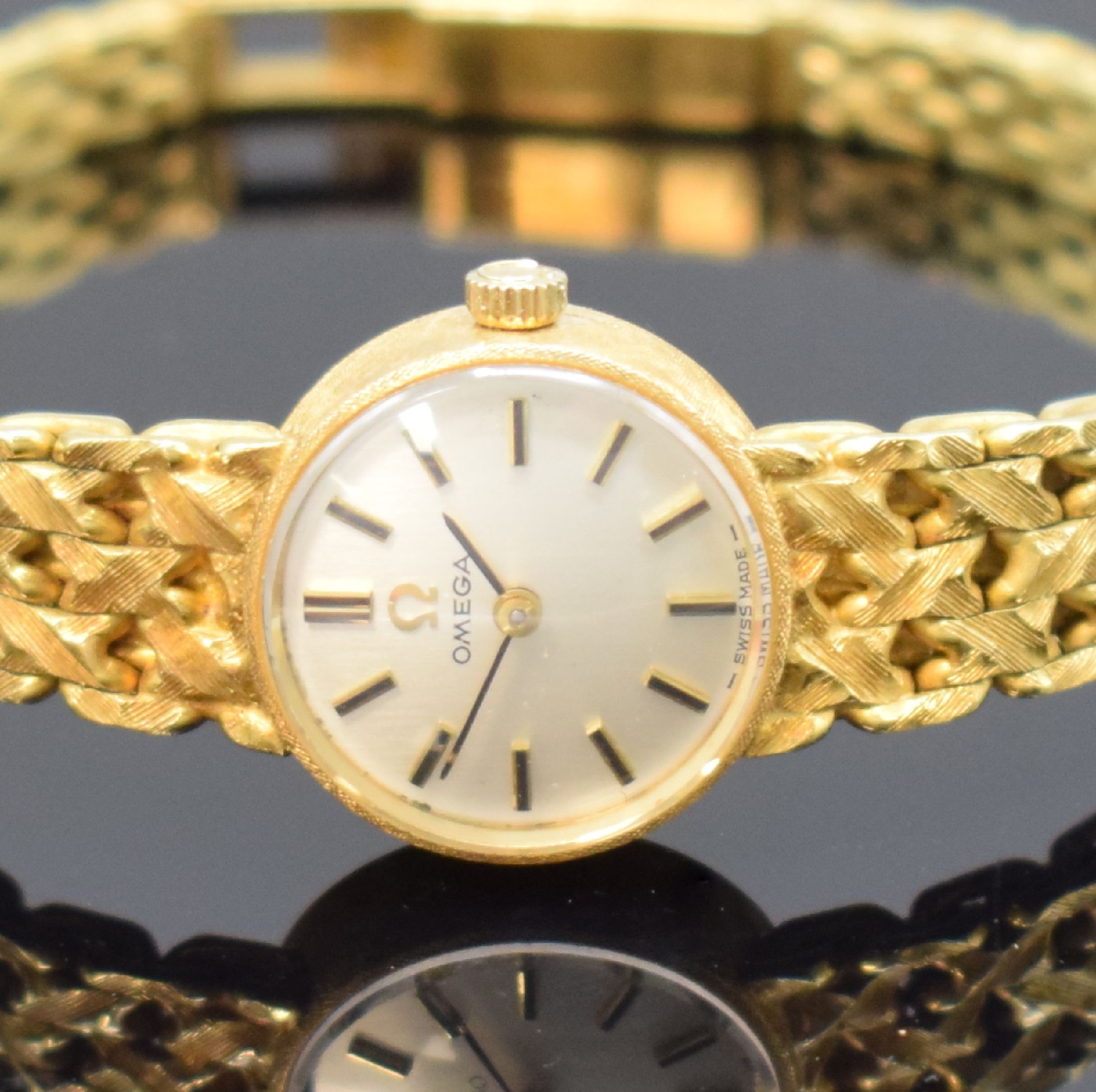 Detail a: OMEGA Damenarmbanduhr in GG 750/000 Referenz 1211, Schweiz um 1968, Handaufzug, 2-teil. Geh., Boden aufgedr., Kettenglieder-Band, silb. Zifferbl. m. ...