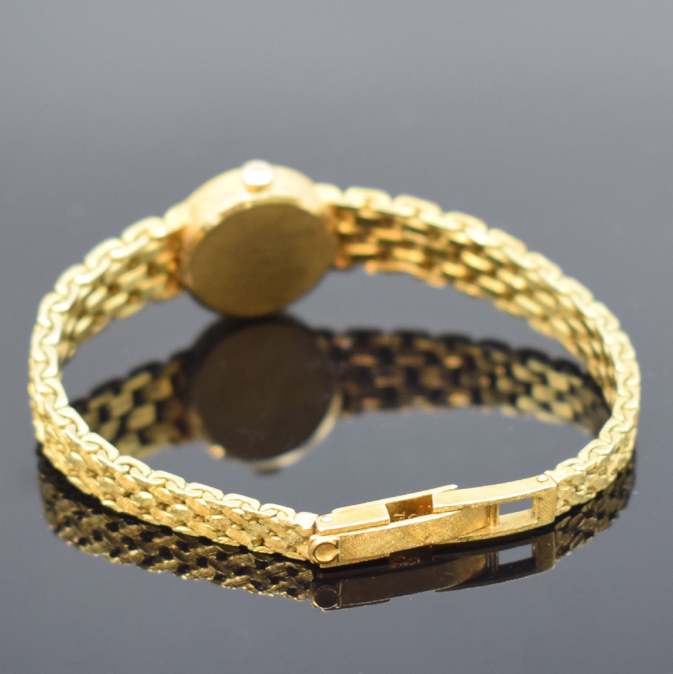 Detail b: OMEGA Damenarmbanduhr in GG 750/000 Referenz 1211, Schweiz um 1968, Handaufzug, 2-teil. Geh., Boden aufgedr., Kettenglieder-Band, silb. Zifferbl. m. ...