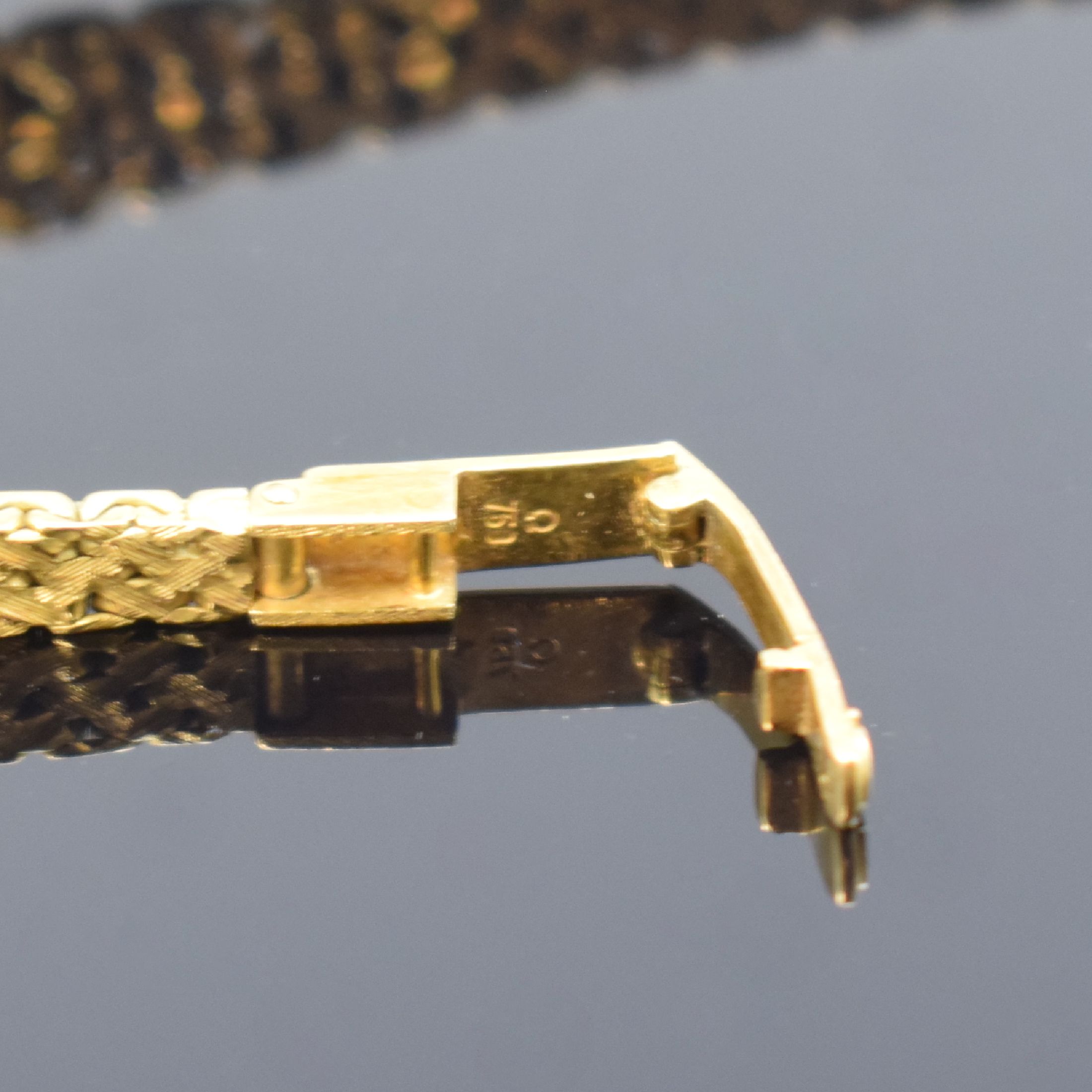 Detail c: OMEGA Damenarmbanduhr in GG 750/000 Referenz 1211, Schweiz um 1968, Handaufzug, 2-teil. Geh., Boden aufgedr., Kettenglieder-Band, silb. Zifferbl. m. ...