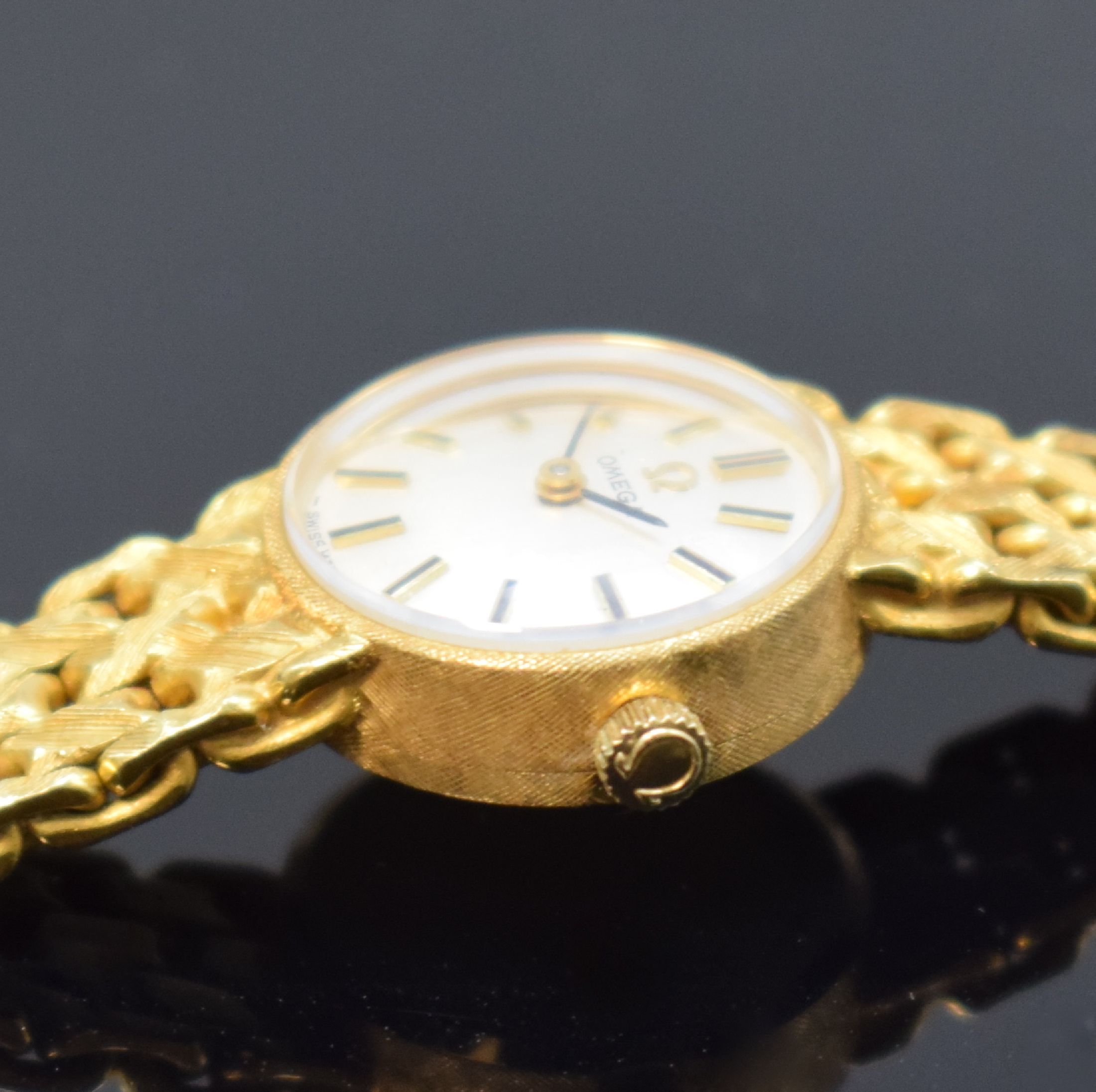 Detail d: OMEGA Damenarmbanduhr in GG 750/000 Referenz 1211, Schweiz um 1968, Handaufzug, 2-teil. Geh., Boden aufgedr., Kettenglieder-Band, silb. Zifferbl. m. ...