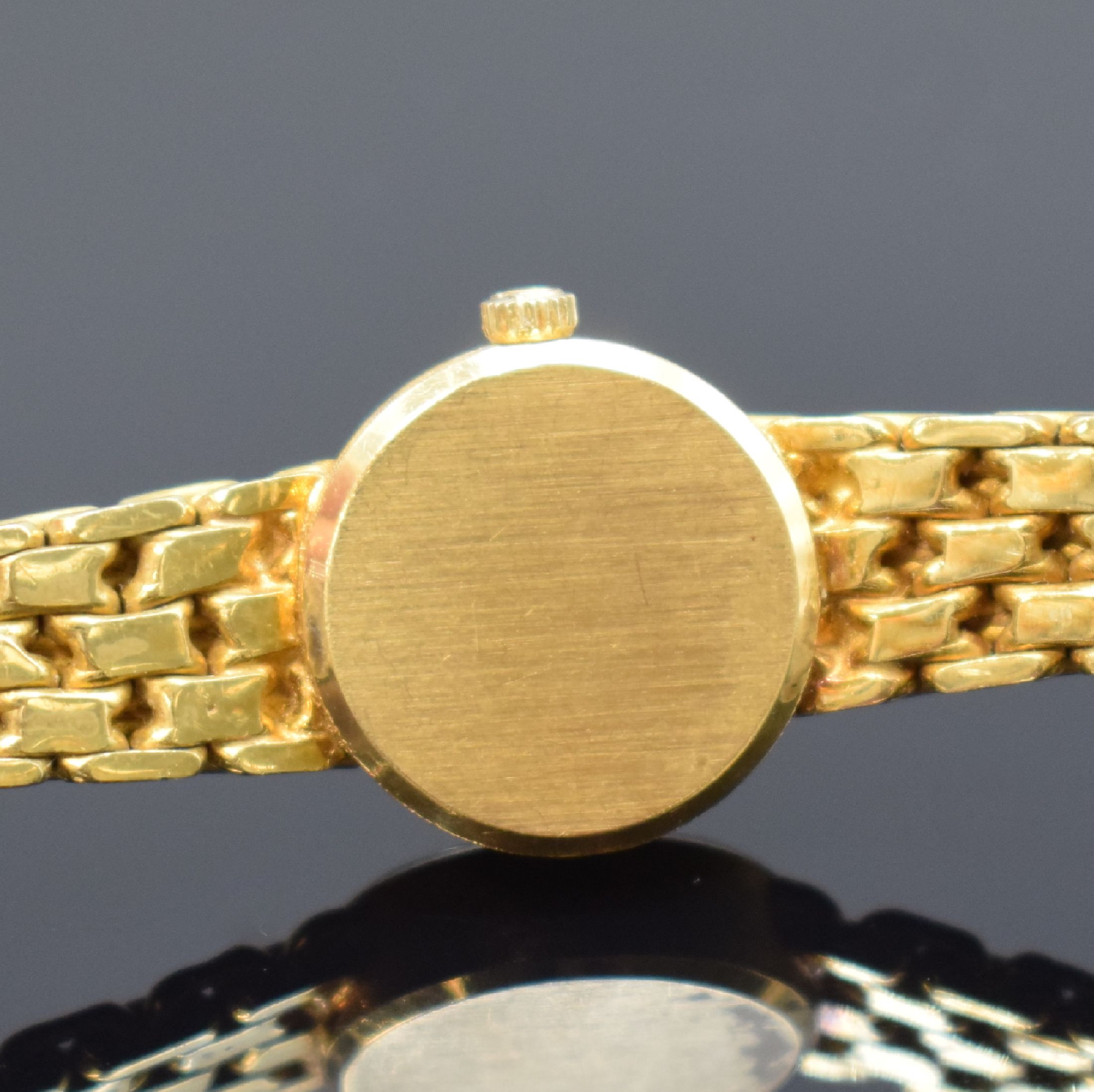 Detail e: OMEGA Damenarmbanduhr in GG 750/000 Referenz 1211, Schweiz um 1968, Handaufzug, 2-teil. Geh., Boden aufgedr., Kettenglieder-Band, silb. Zifferbl. m. ...