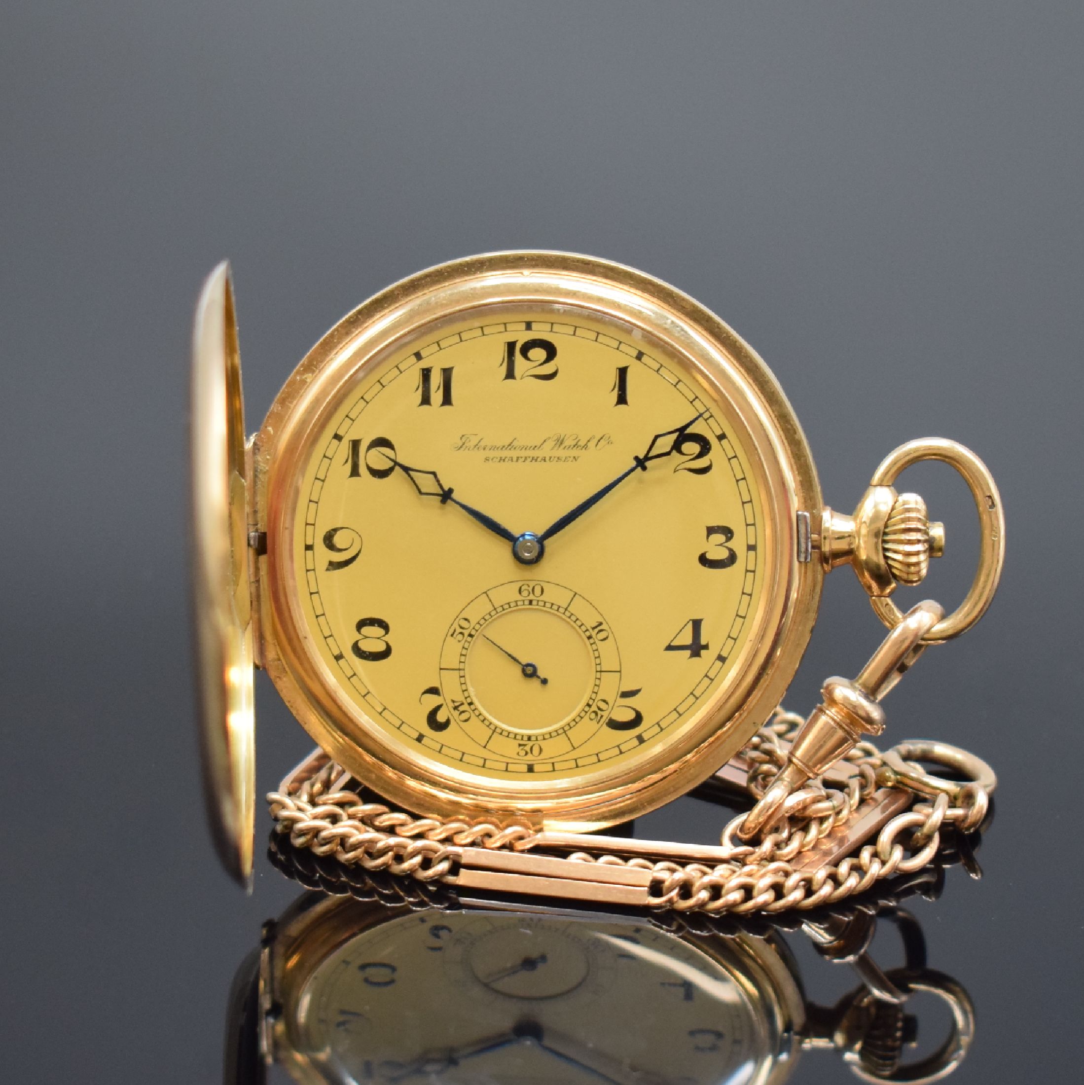 IWC Savonette in RG 585/000 mit vergoldeter Kette, Schweiz um 1925, glattes 3 Deckel- Goldgeh., champagnerfarb. Zifferbl. m. arab. Zahlen, gebl. ...