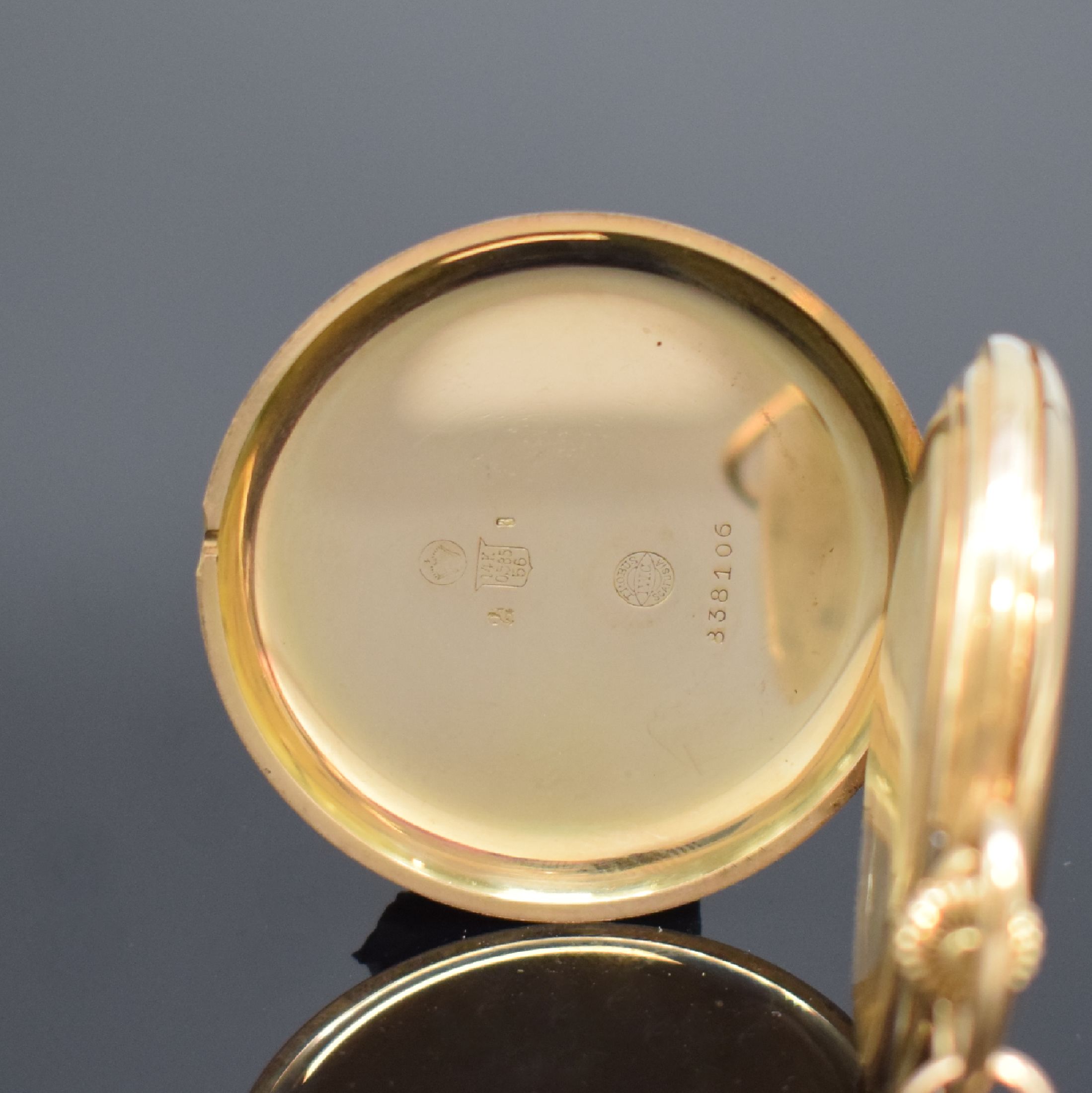 Detail a: IWC Savonette in RG 585/000 mit vergoldeter Kette, Schweiz um 1925, glattes 3 Deckel- Goldgeh., champagnerfarb. Zifferbl. m. arab. Zahlen, gebl. ...
