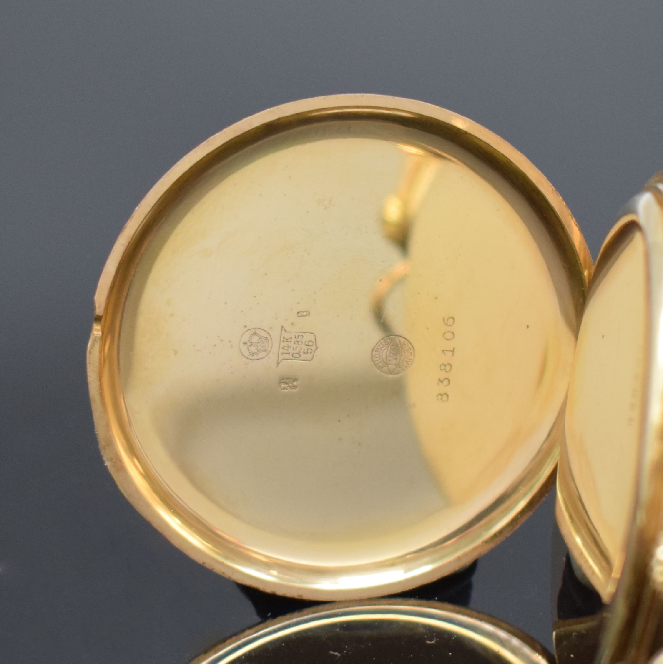 Detail d: IWC Savonette in RG 585/000 mit vergoldeter Kette, Schweiz um 1925, glattes 3 Deckel- Goldgeh., champagnerfarb. Zifferbl. m. arab. Zahlen, gebl. ...