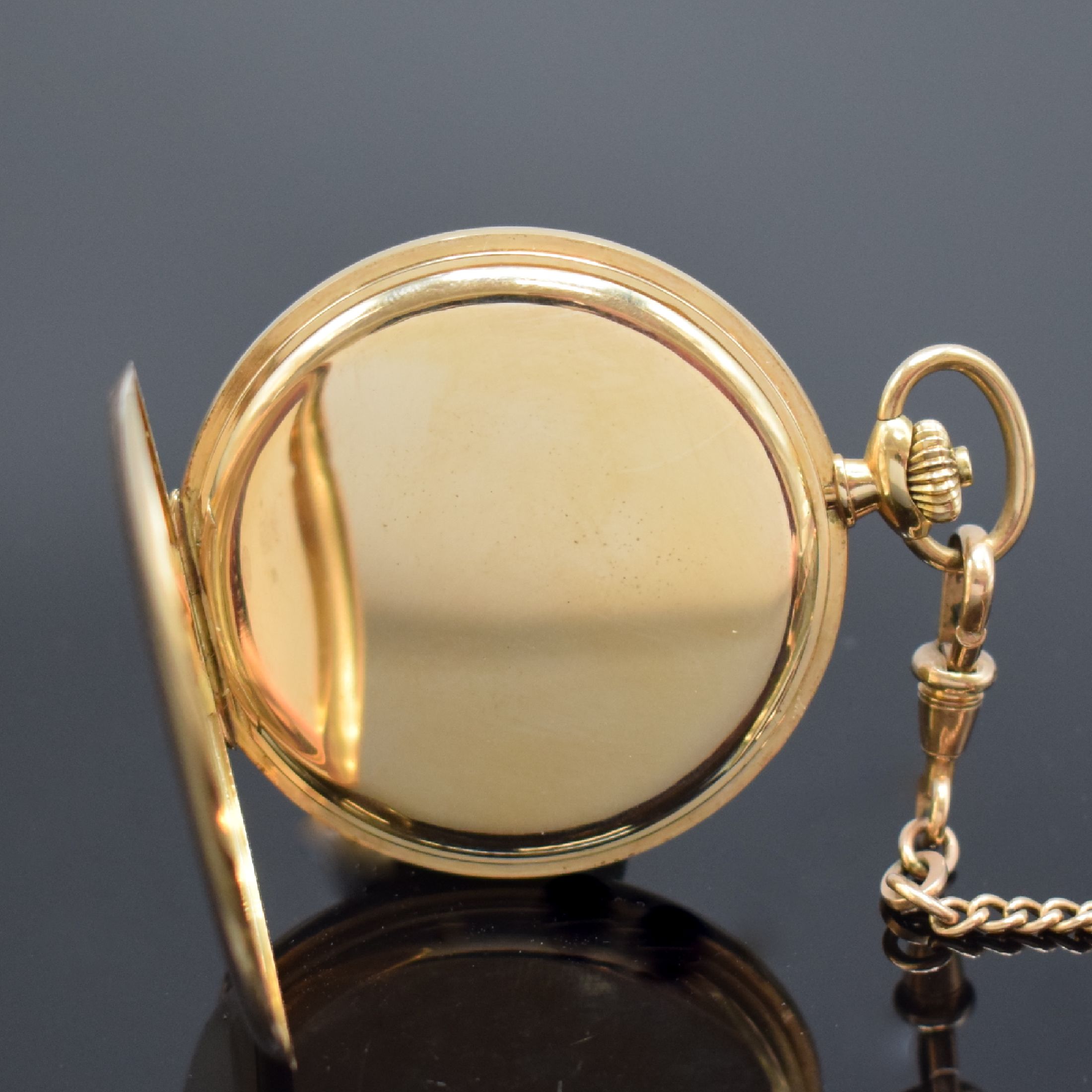 Detail e: IWC Savonette in RG 585/000 mit vergoldeter Kette, Schweiz um 1925, glattes 3 Deckel- Goldgeh., champagnerfarb. Zifferbl. m. arab. Zahlen, gebl. ...