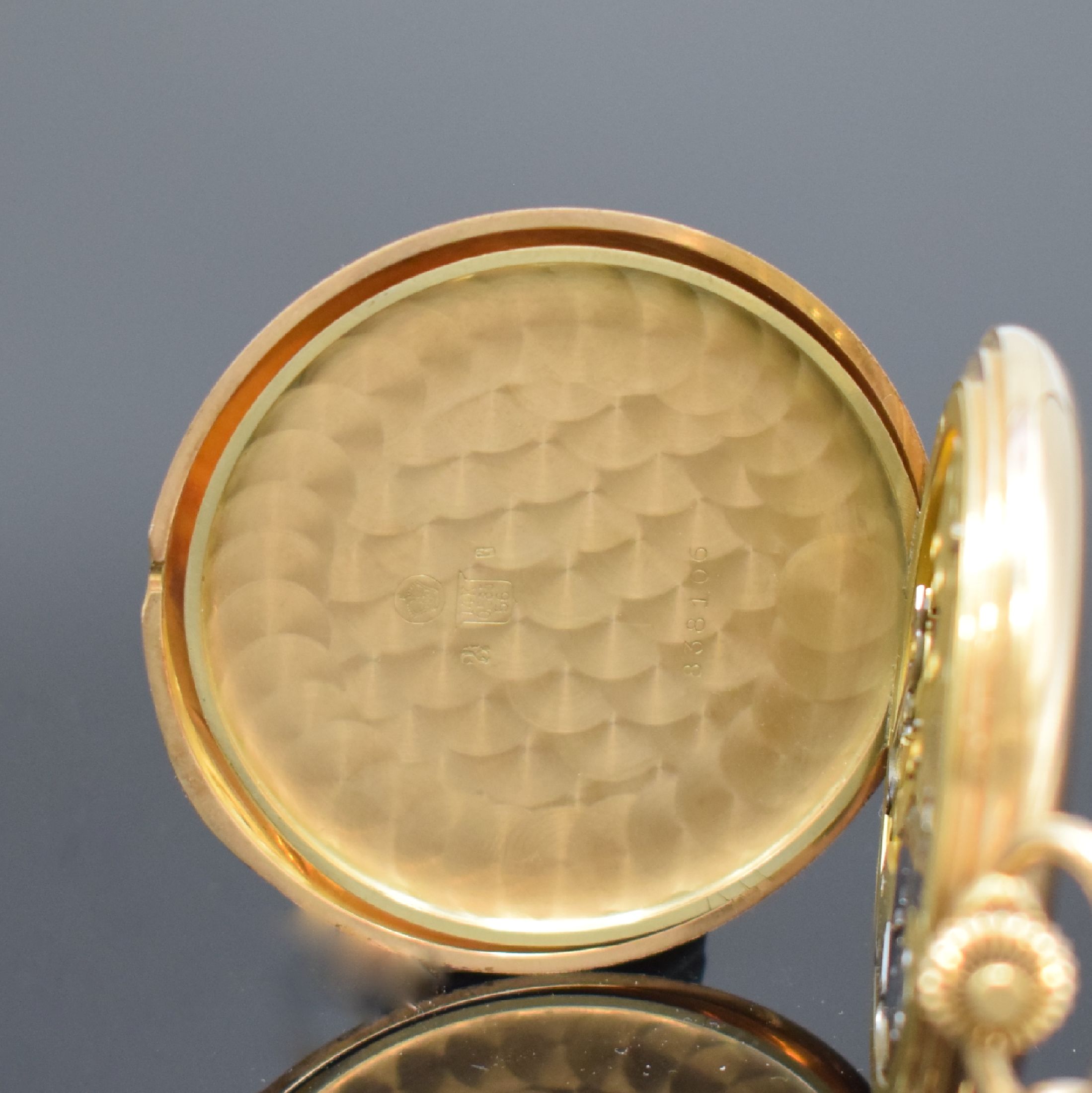 Detail f: IWC Savonette in RG 585/000 mit vergoldeter Kette, Schweiz um 1925, glattes 3 Deckel- Goldgeh., champagnerfarb. Zifferbl. m. arab. Zahlen, gebl. ...