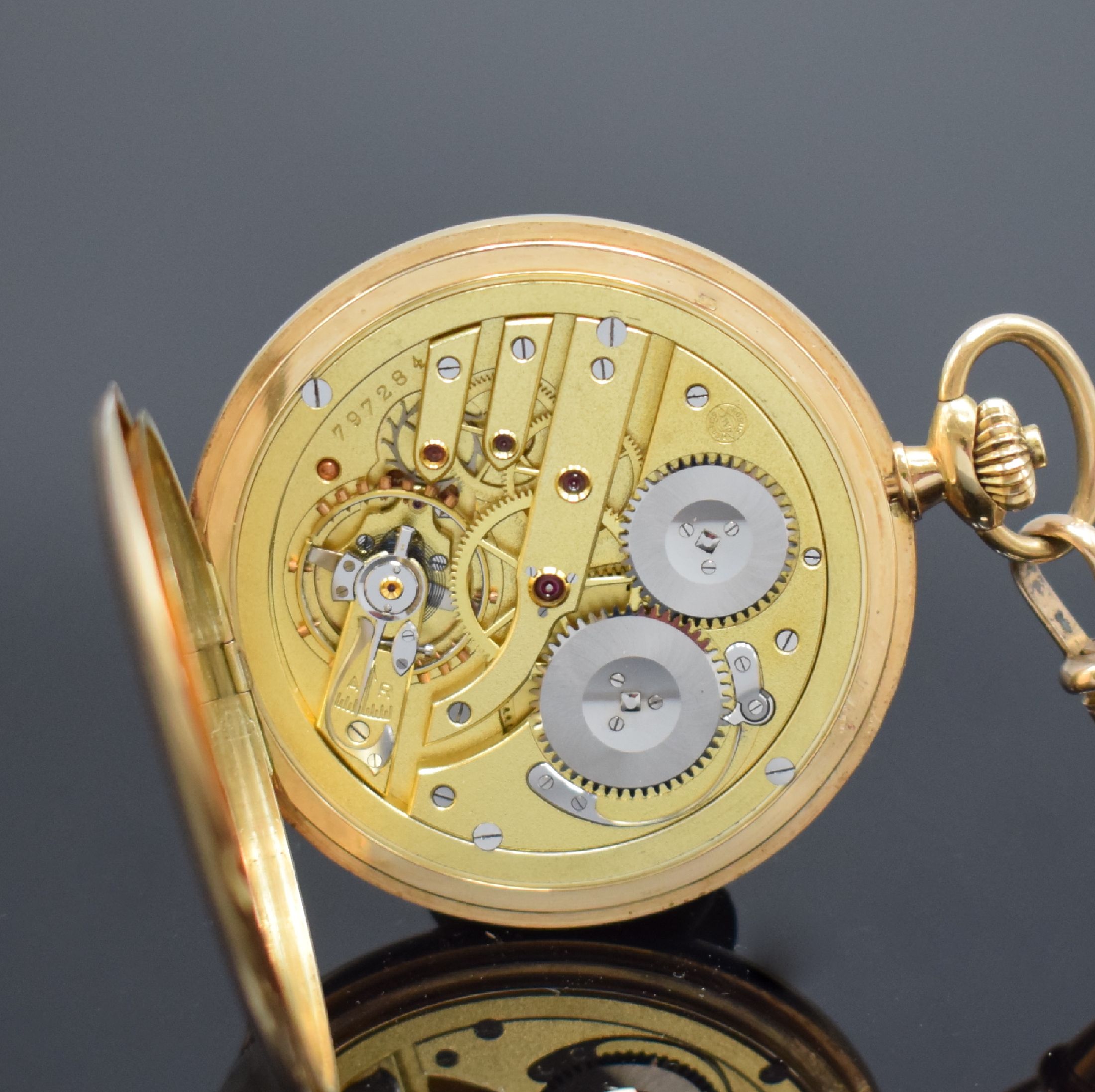 Detail g: IWC Savonette in RG 585/000 mit vergoldeter Kette, Schweiz um 1925, glattes 3 Deckel- Goldgeh., champagnerfarb. Zifferbl. m. arab. Zahlen, gebl. ...