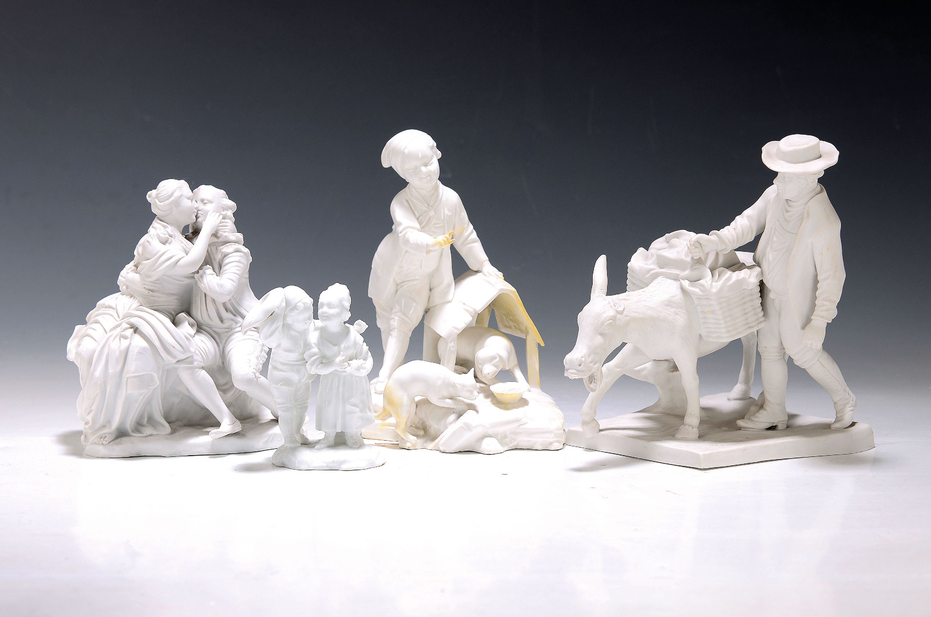 4 Porzellanfiguren, deutsch, weiß, 1x Radmarke, 18. Jh., Knabe mit Hundehütte, Hund und Katze, mehrfach alt restauriert, diese Stellen verfärbt, ...