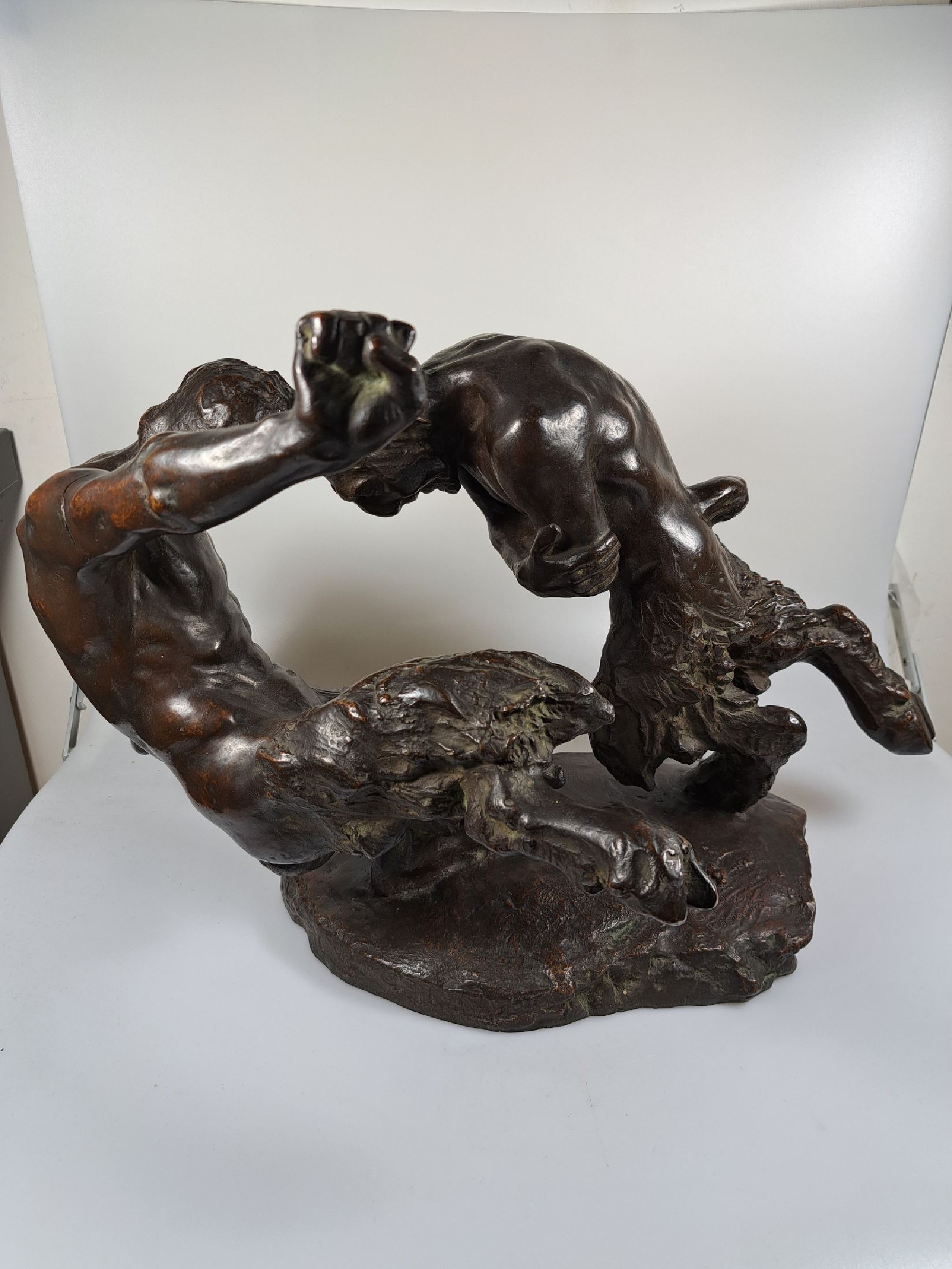 Detail a: Otto Pilz, 1876 Sonneberg - 1937 Dresden, Bronzeskulptur, "kämpfende Faune", nach 1908, braun patiniert, auf naturalistisch gestaltetem ...
