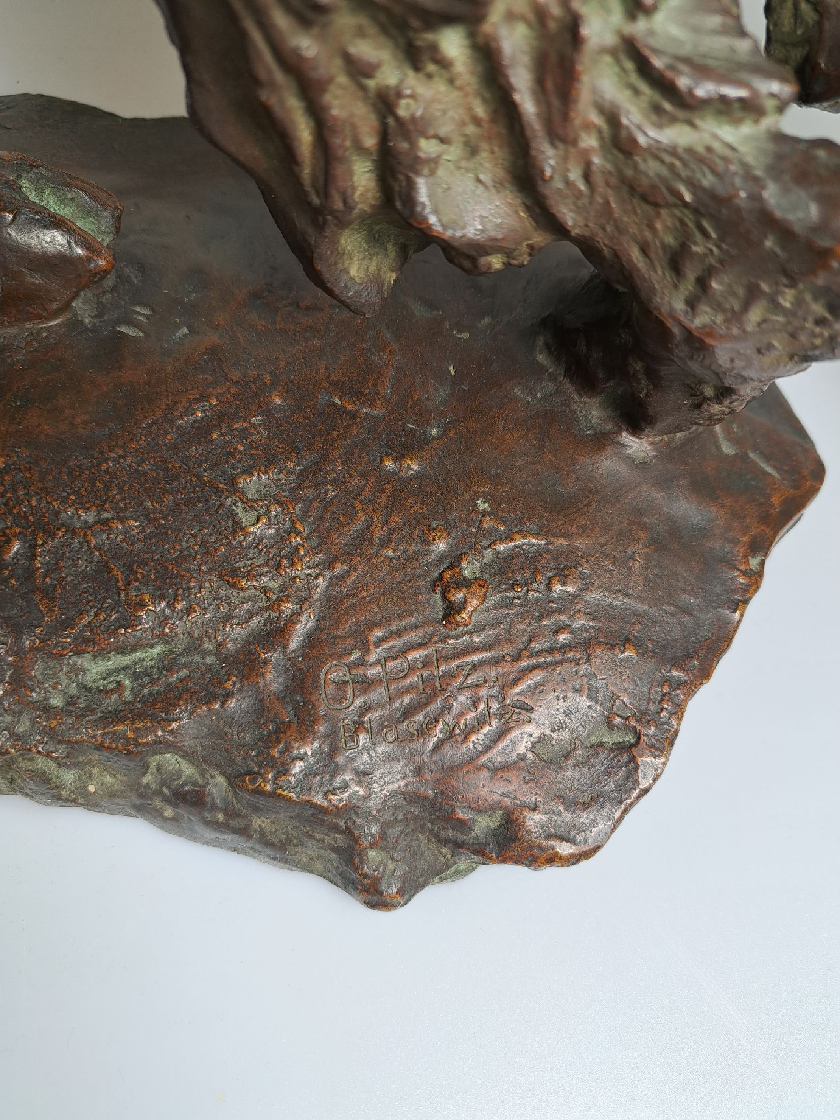 Detail b: Otto Pilz, 1876 Sonneberg - 1937 Dresden, Bronzeskulptur, "kämpfende Faune", nach 1908, braun patiniert, auf naturalistisch gestaltetem ...