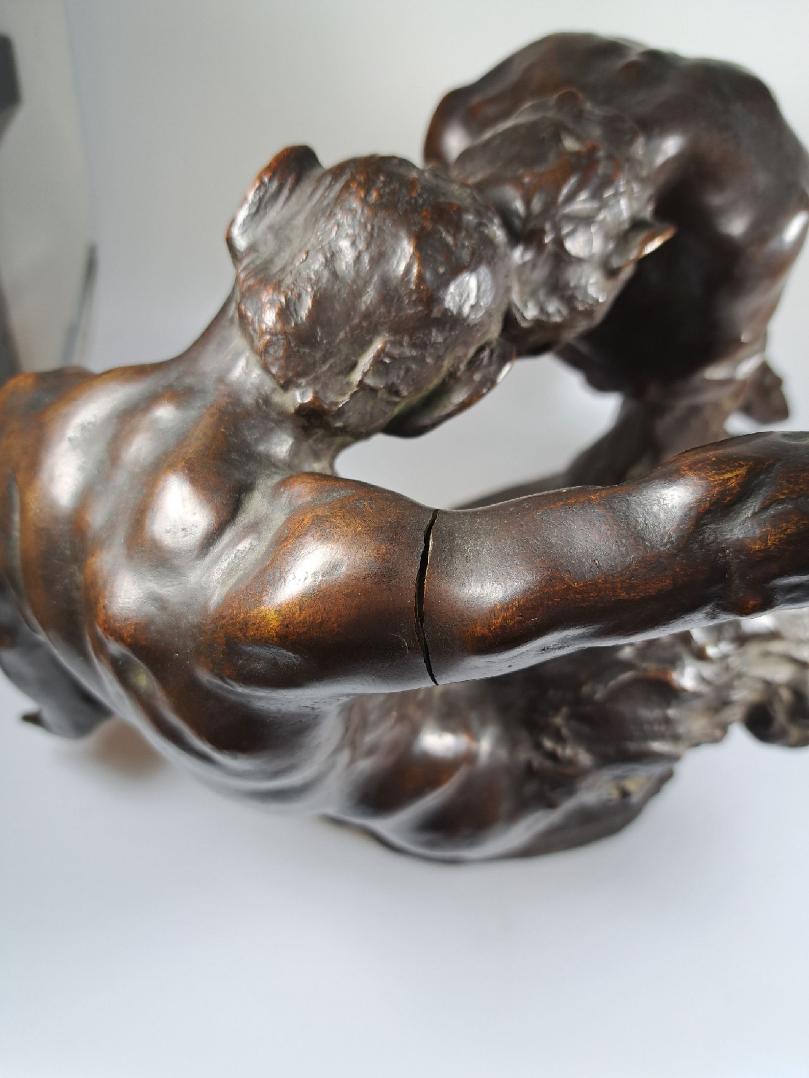Detail c: Otto Pilz, 1876 Sonneberg - 1937 Dresden, Bronzeskulptur, "kämpfende Faune", nach 1908, braun patiniert, auf naturalistisch gestaltetem ...