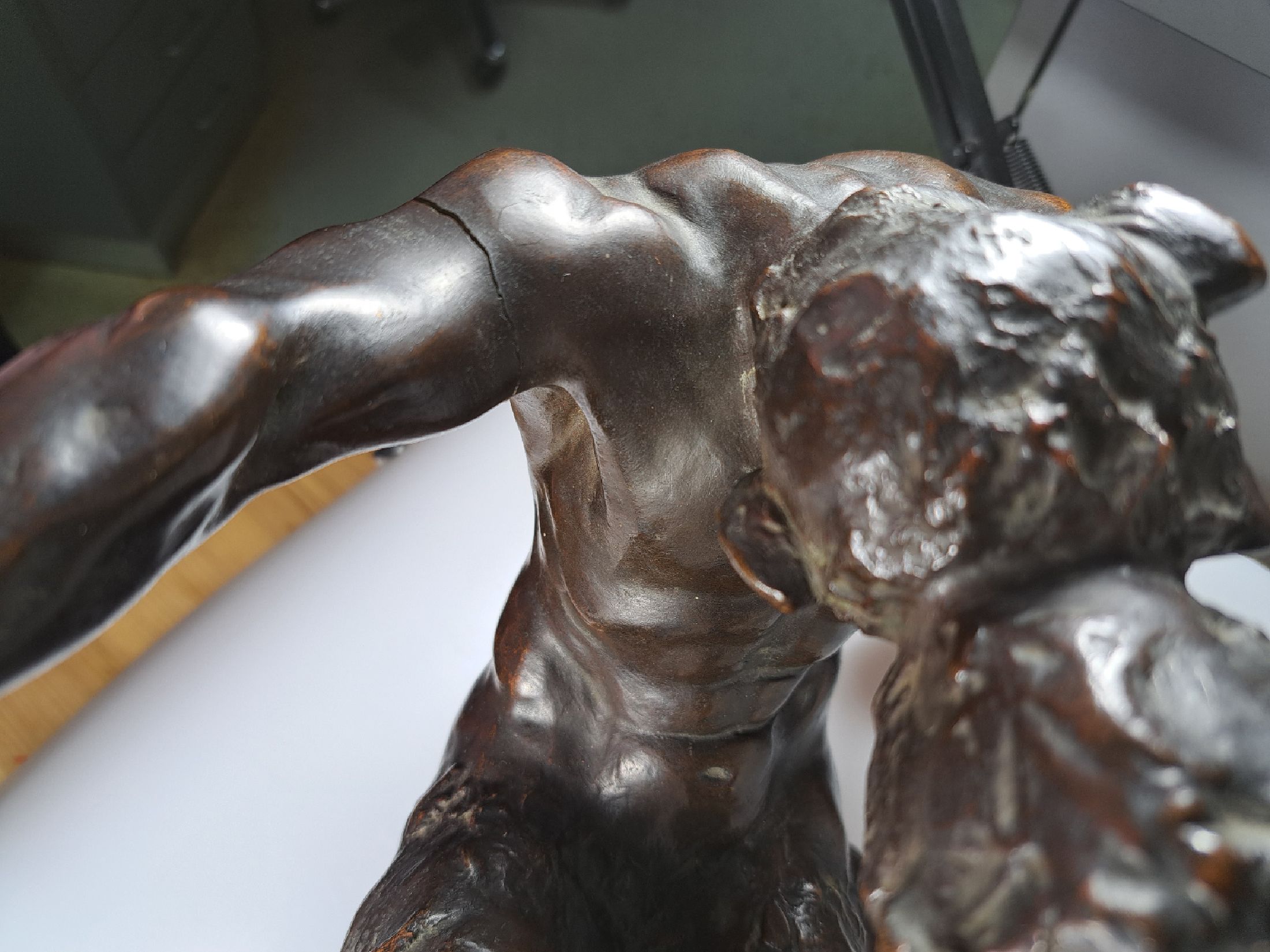 Detail e: Otto Pilz, 1876 Sonneberg - 1937 Dresden, Bronzeskulptur, "kämpfende Faune", nach 1908, braun patiniert, auf naturalistisch gestaltetem ...
