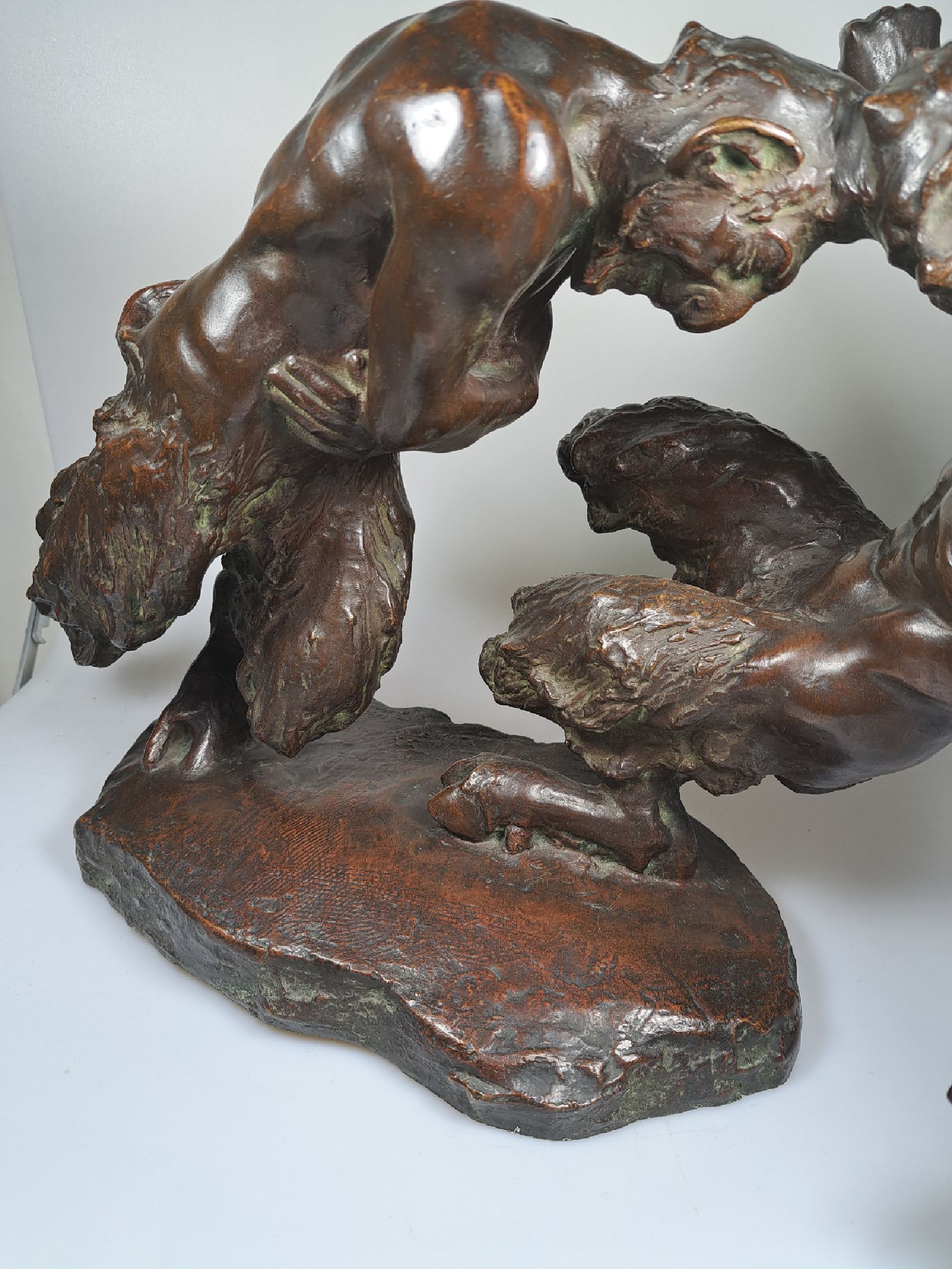 Detail h: Otto Pilz, 1876 Sonneberg - 1937 Dresden, Bronzeskulptur, "kämpfende Faune", nach 1908, braun patiniert, auf naturalistisch gestaltetem ...
