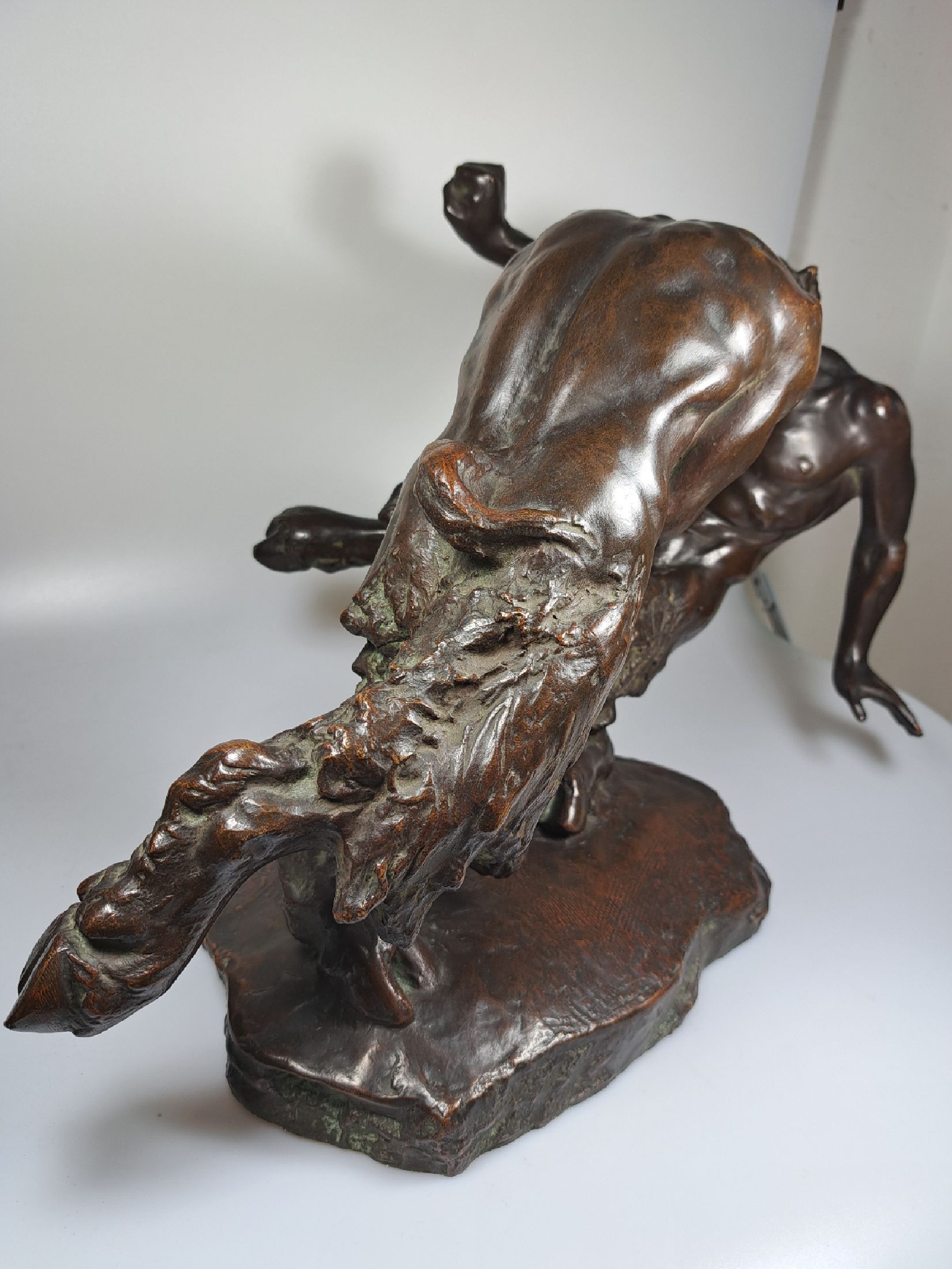 Detail i: Otto Pilz, 1876 Sonneberg - 1937 Dresden, Bronzeskulptur, "kämpfende Faune", nach 1908, braun patiniert, auf naturalistisch gestaltetem ...